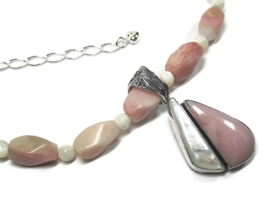 Pink Opal Mother of Pearl Necklace and Pendant Jewelry Set For Sale 1