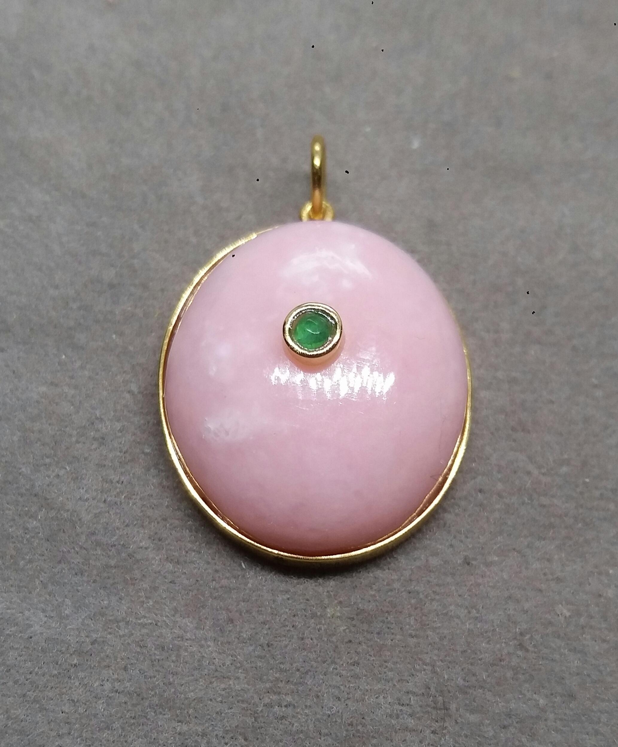 Artisan Pendentif rond en or jaune 14 carats avec cabochon en opale rose de forme ovale et chaton en émeraude en vente