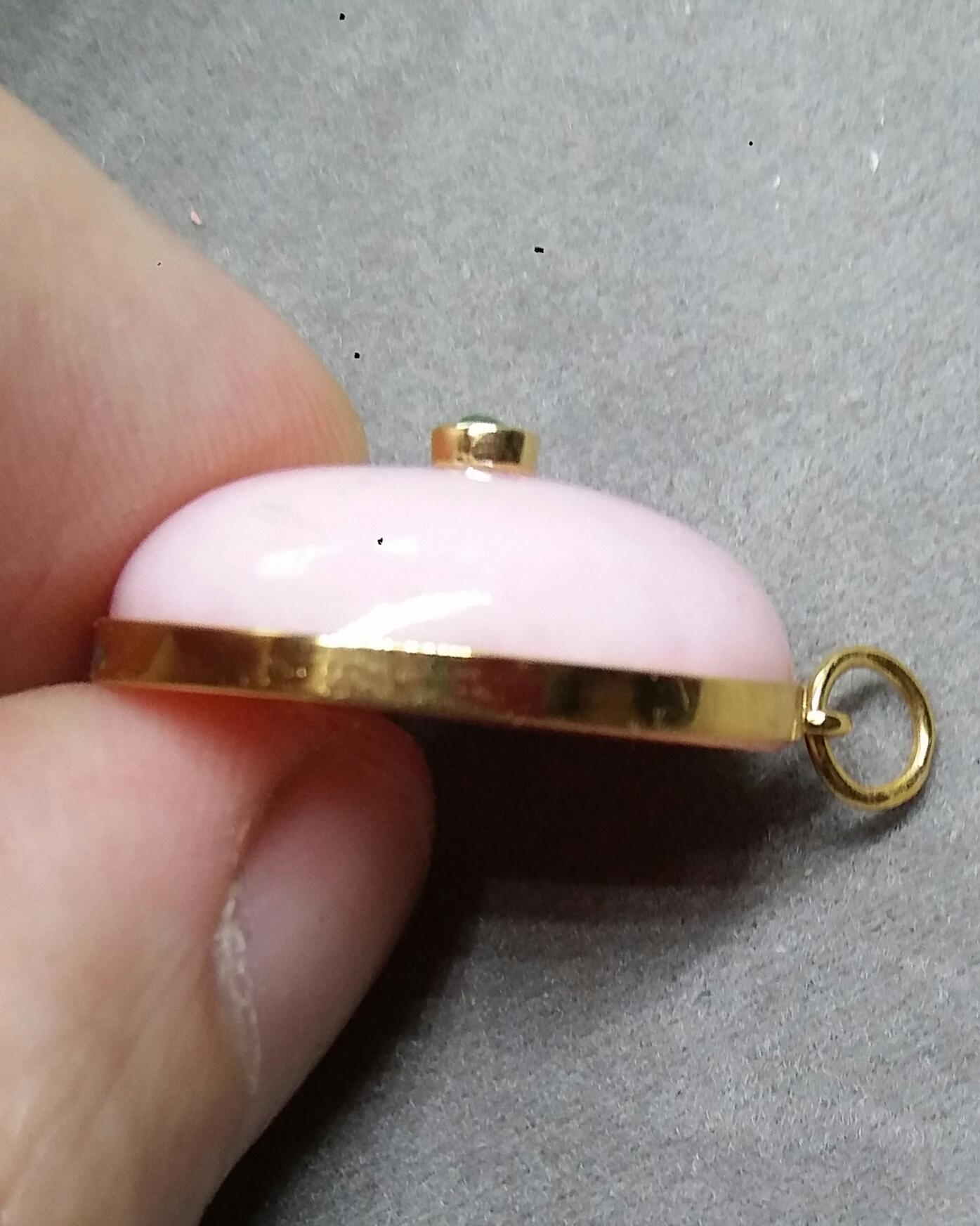 Pendentif rond en or jaune 14 carats avec cabochon en opale rose de forme ovale et chaton en émeraude Neuf - En vente à Bangkok, TH