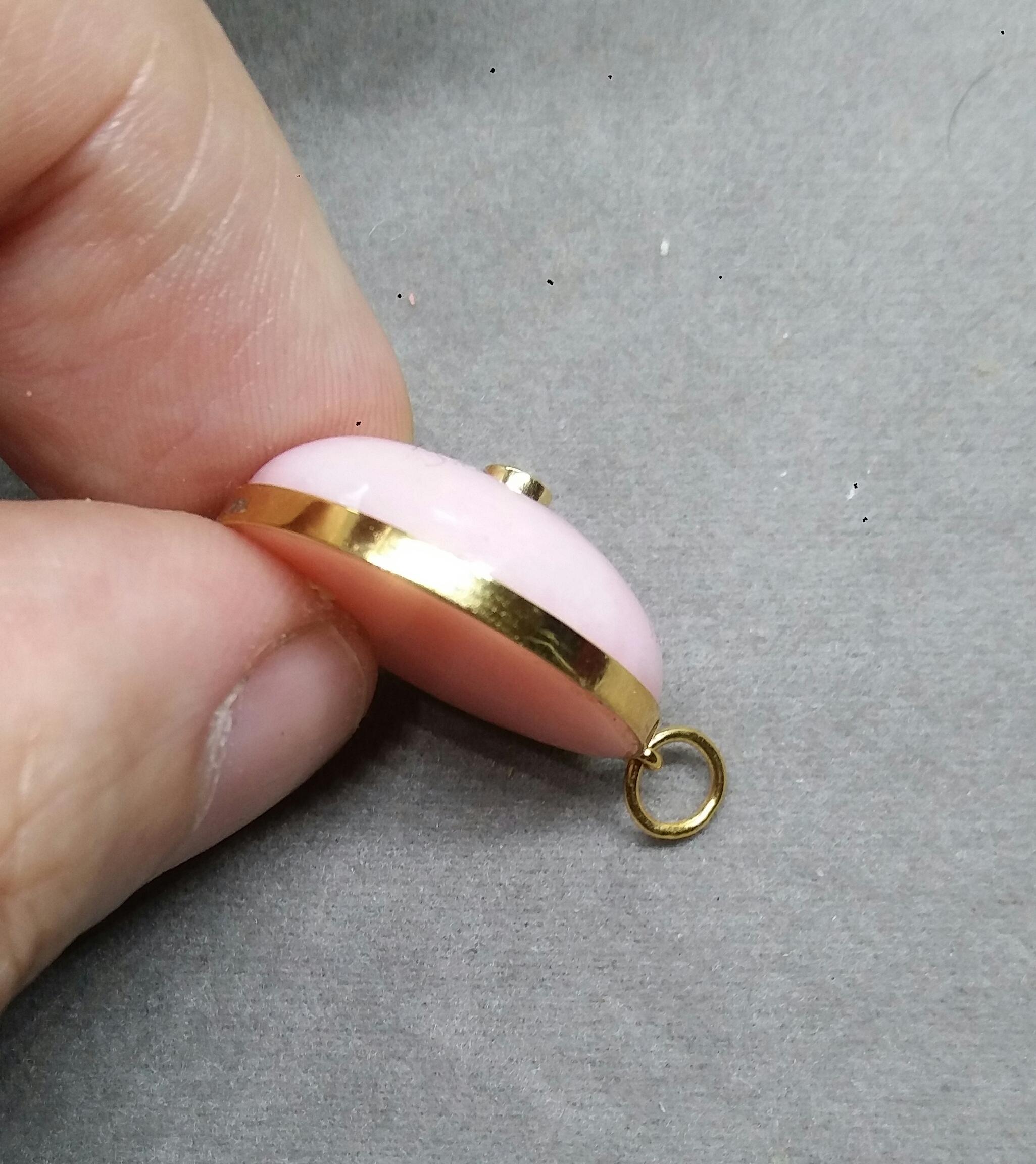 Pendentif rond en or jaune 14 carats avec cabochon en opale rose de forme ovale et chaton en émeraude Pour femmes en vente