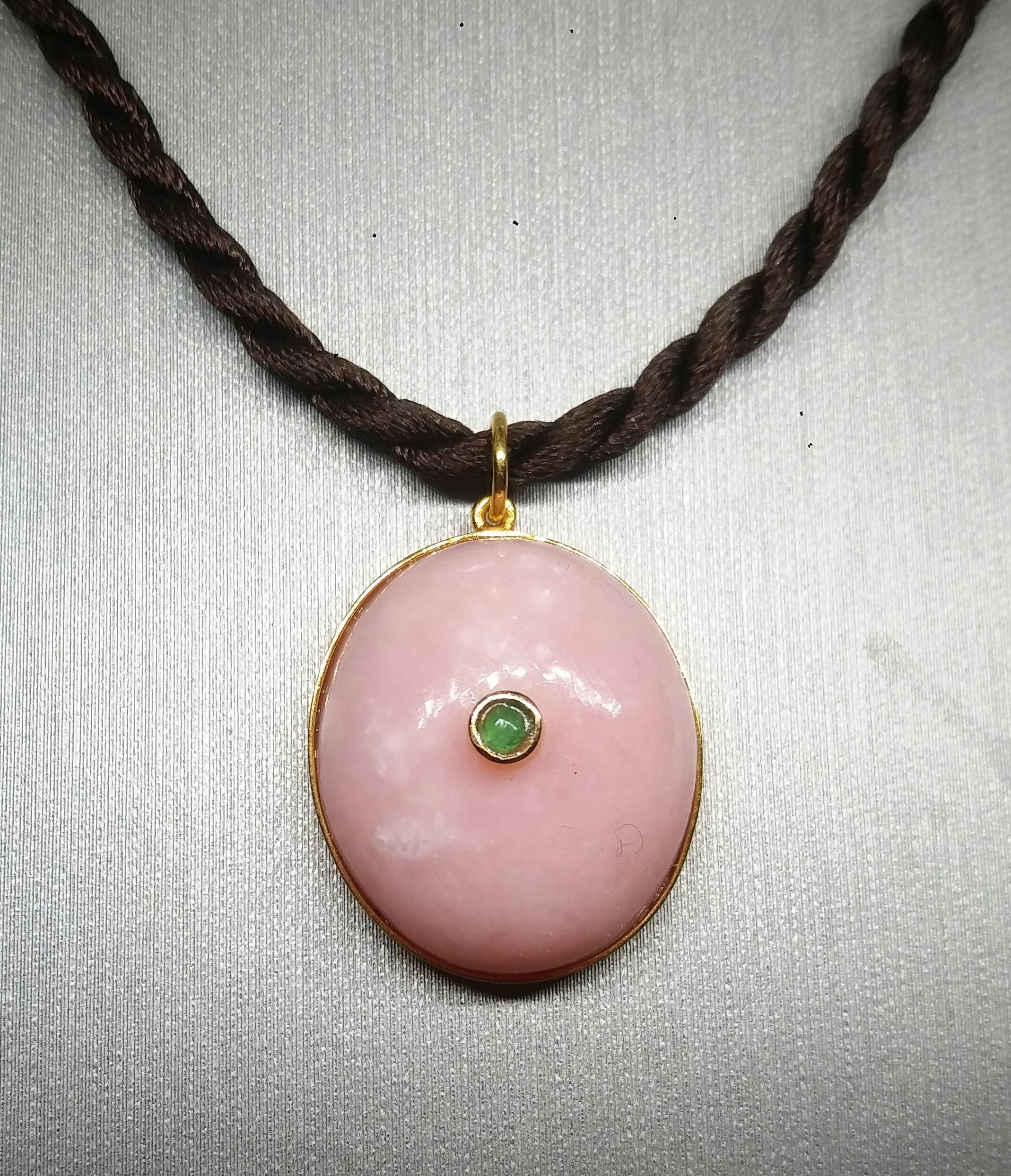 Pendentif rond en or jaune 14 carats avec cabochon en opale rose de forme ovale et chaton en émeraude en vente 1