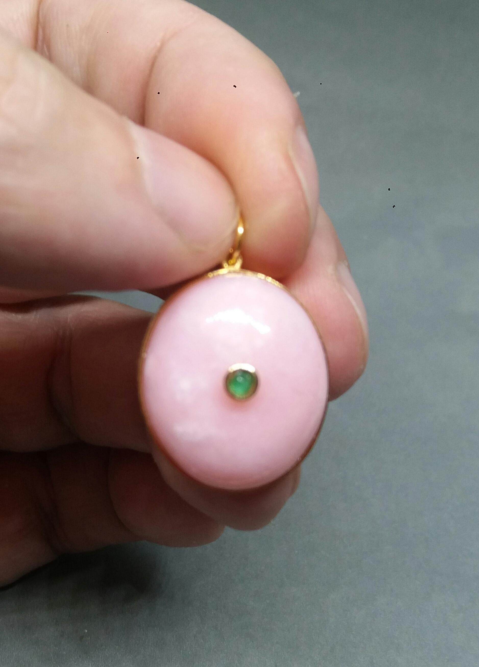 Pendentif rond en or jaune 14 carats avec cabochon en opale rose de forme ovale et chaton en émeraude en vente 2