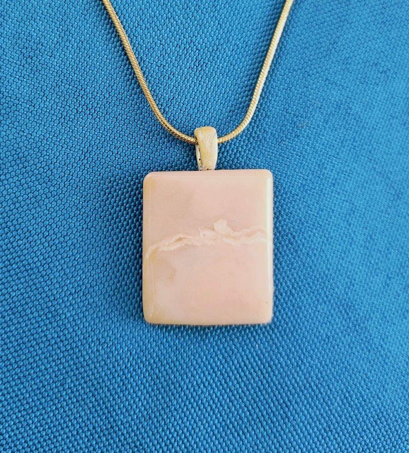Pink Opal Pendant on Sterling Silver Vermeil Necklace Chain, Vintage, Stamped In condizioni buone in vendita a Warrenton, OR