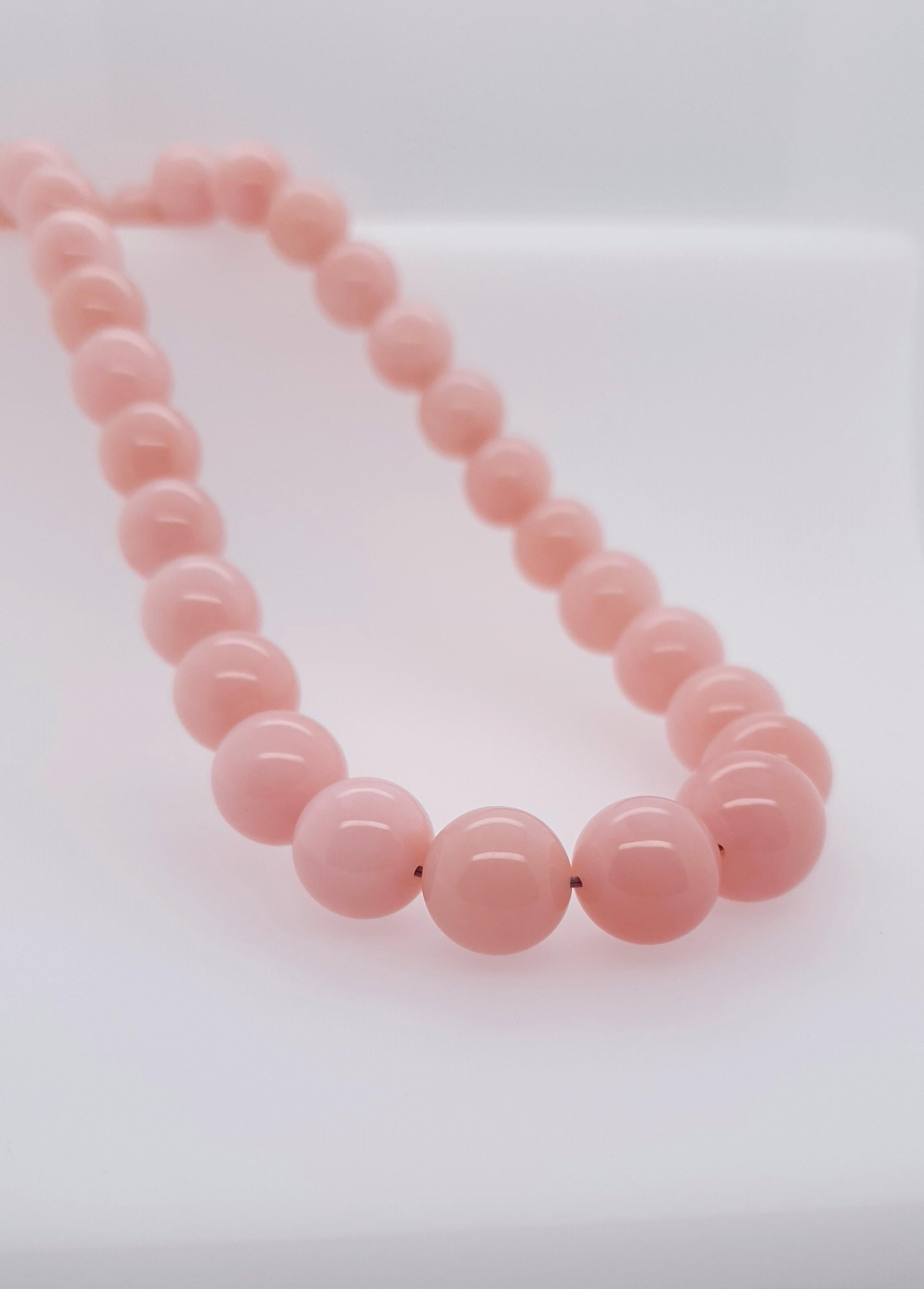 This Natural Pink Opal Beaded Necklace with 18 Carat Rose Gold is totally handmade.
Cutting as well as goldwork are made in German quality. The screw clasp holds the necklace securely around the neck.
Pink Opal in this quality is very rare and