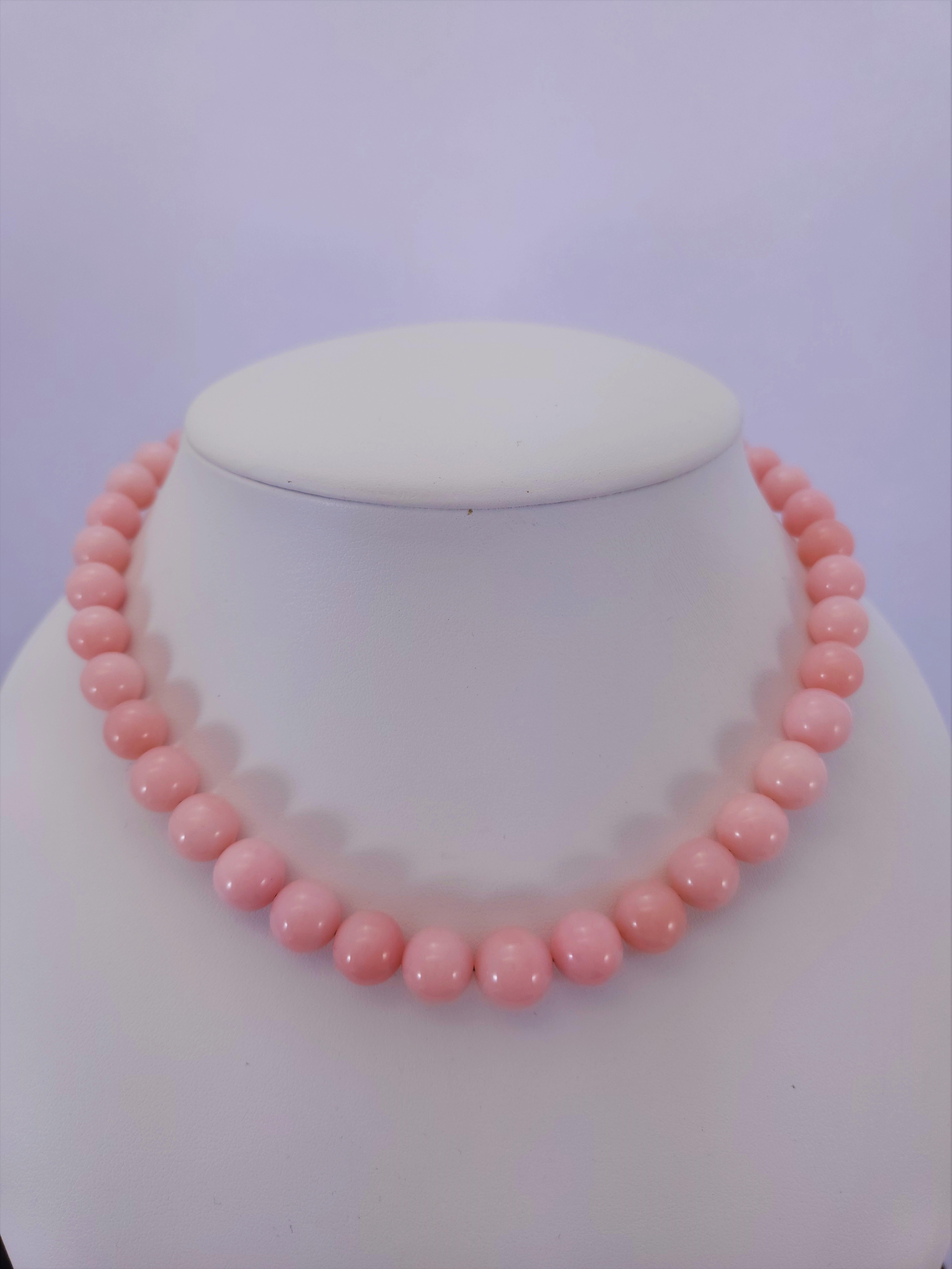 This Natural Pink Opal Beaded Necklace with 18 Carat Rose Gold is totally handmade.
Cutting as well as goldwork are made in German quality. The screw clasp holds the necklace securely around the neck.
Pink Opal in this quality and size is very rare