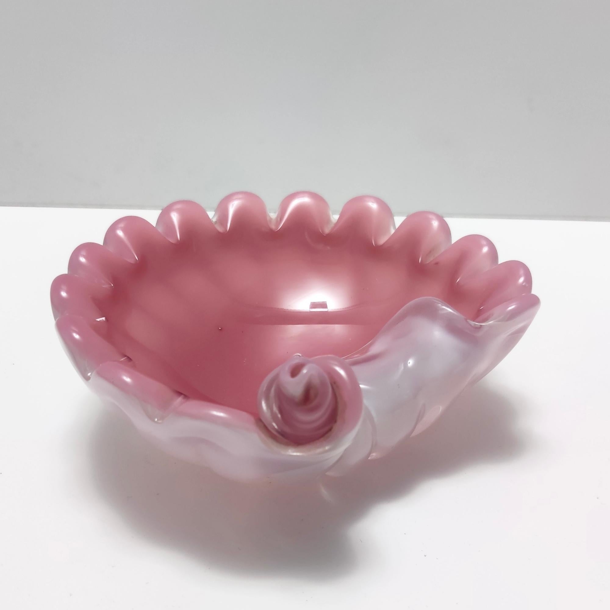 Pink Opaline and Lattimo Glass Shell Bowl or Ashtray by Fratelli Toso, Italy In Excellent Condition For Sale In Bresso, Lombardy