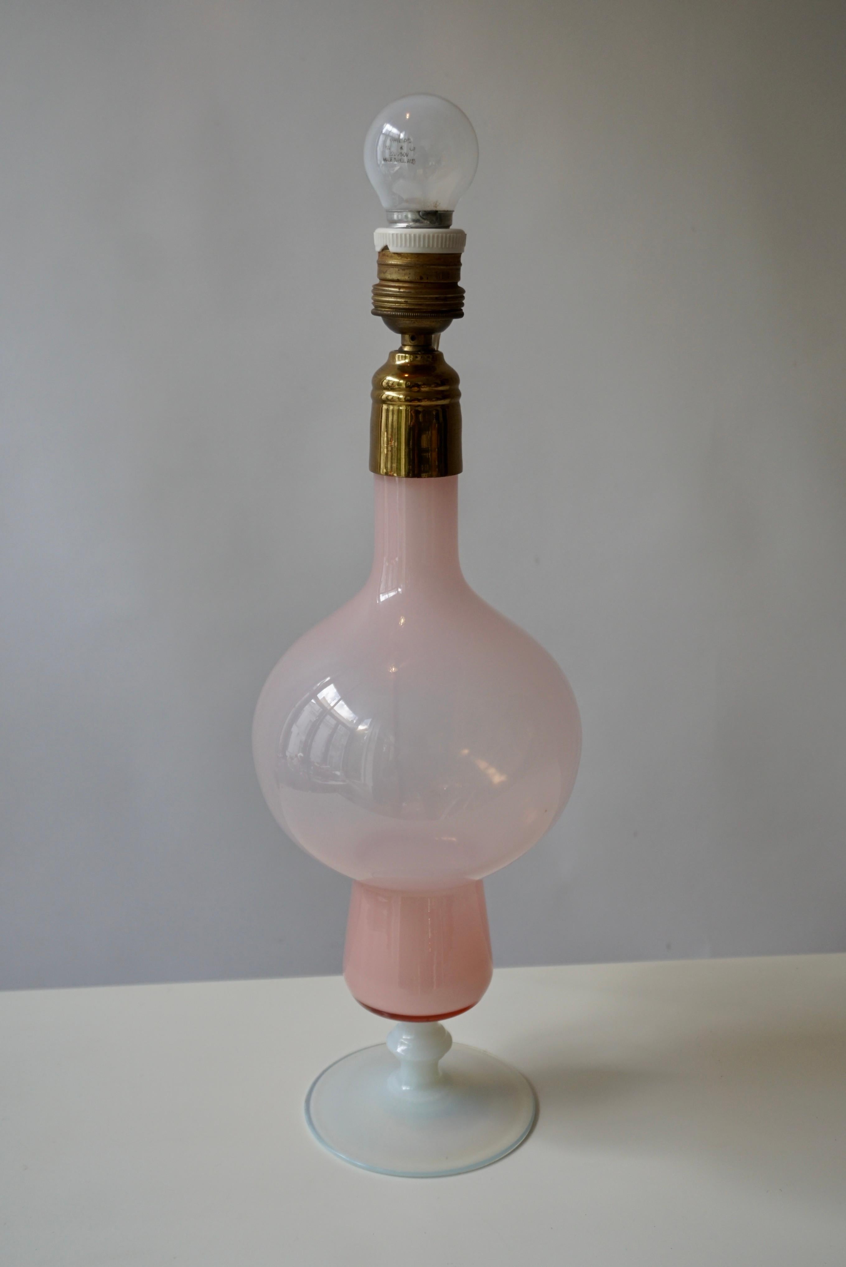 Lampe de table italienne en opaline rose des années 1950.
 
Mesures : 
Hauteur du corps : 15.7