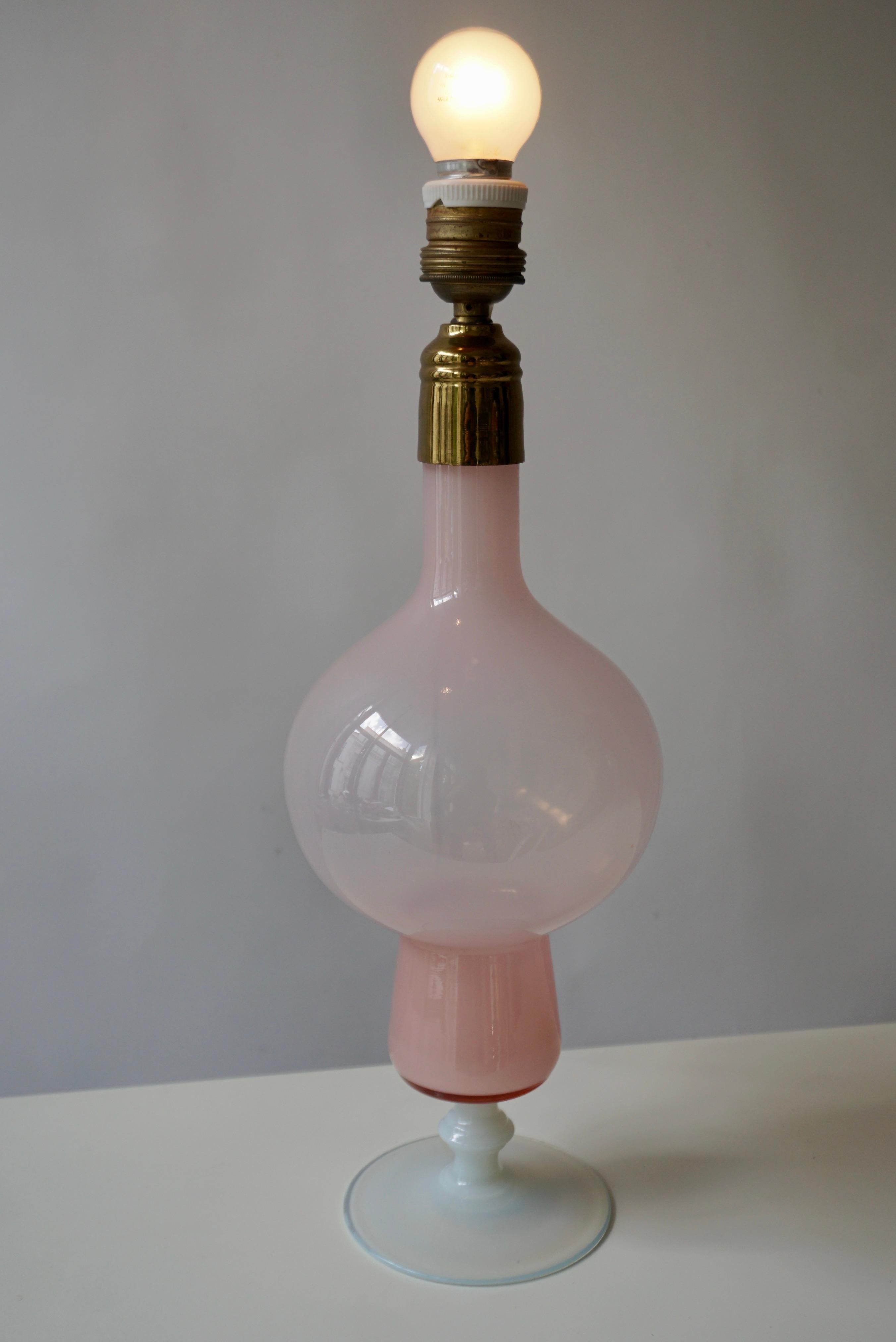 Lampe aus rosafarbenem Opalglas (Hollywood Regency) im Angebot