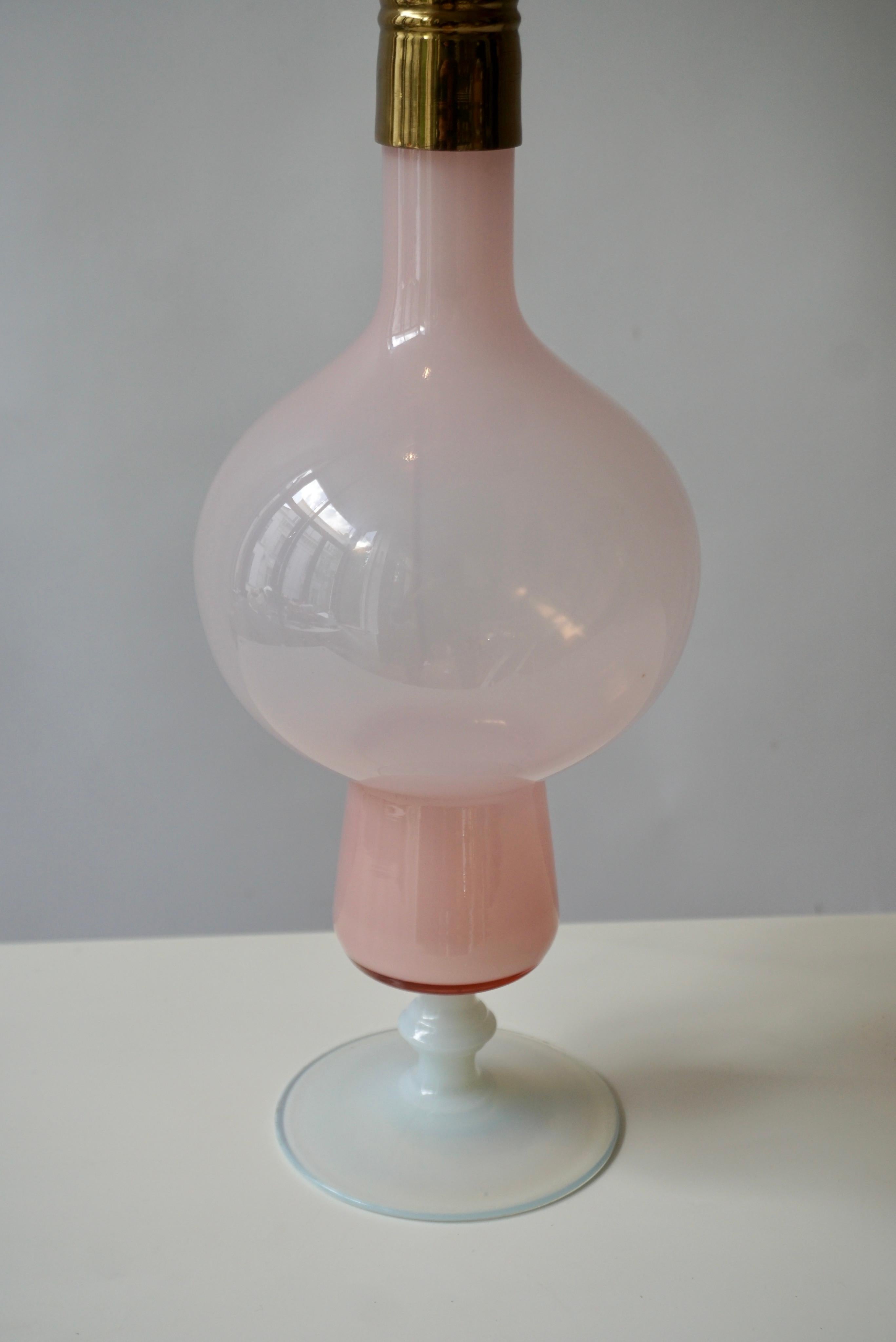 20ième siècle Lampe en verre opalin rose en vente