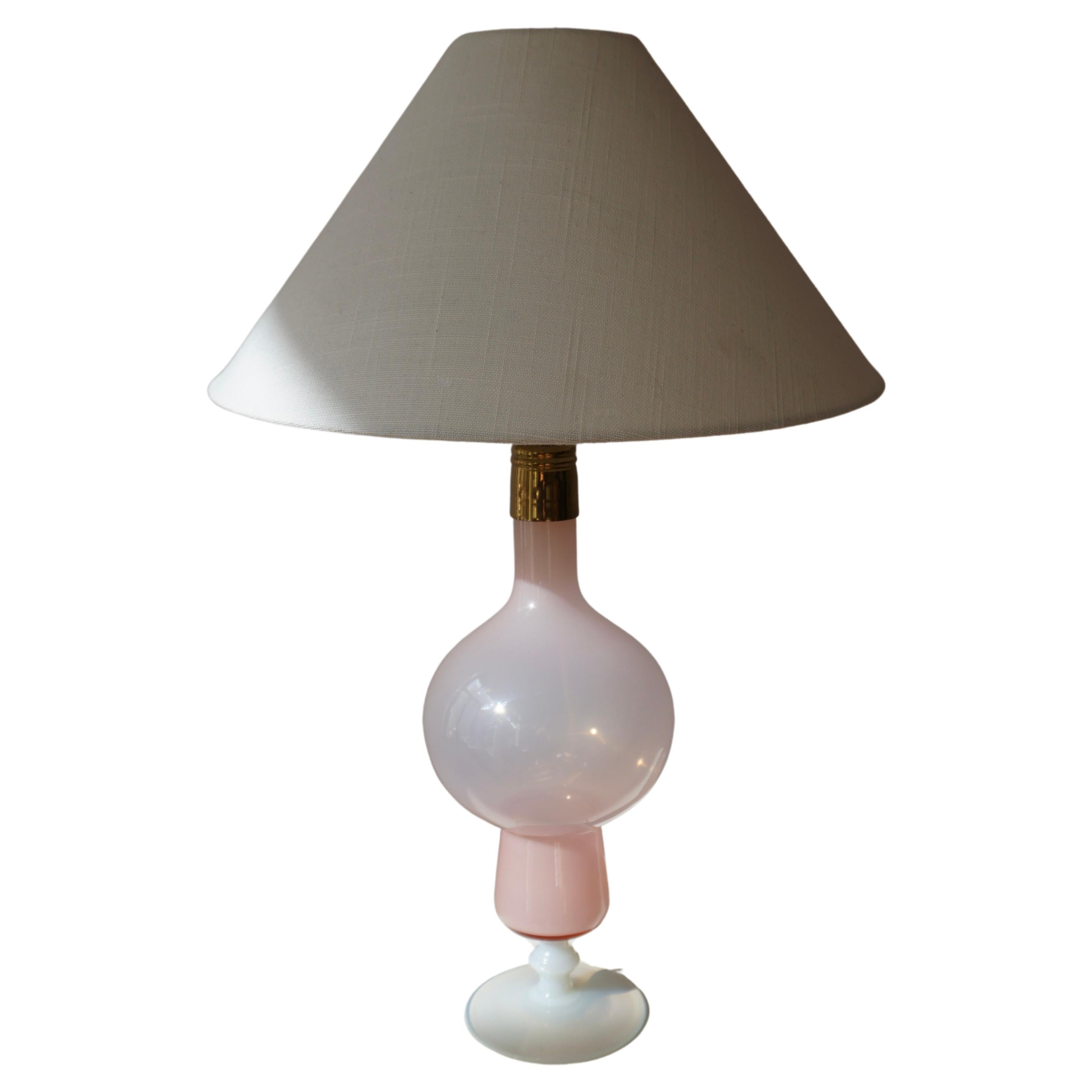 Lampe en verre opalin rose