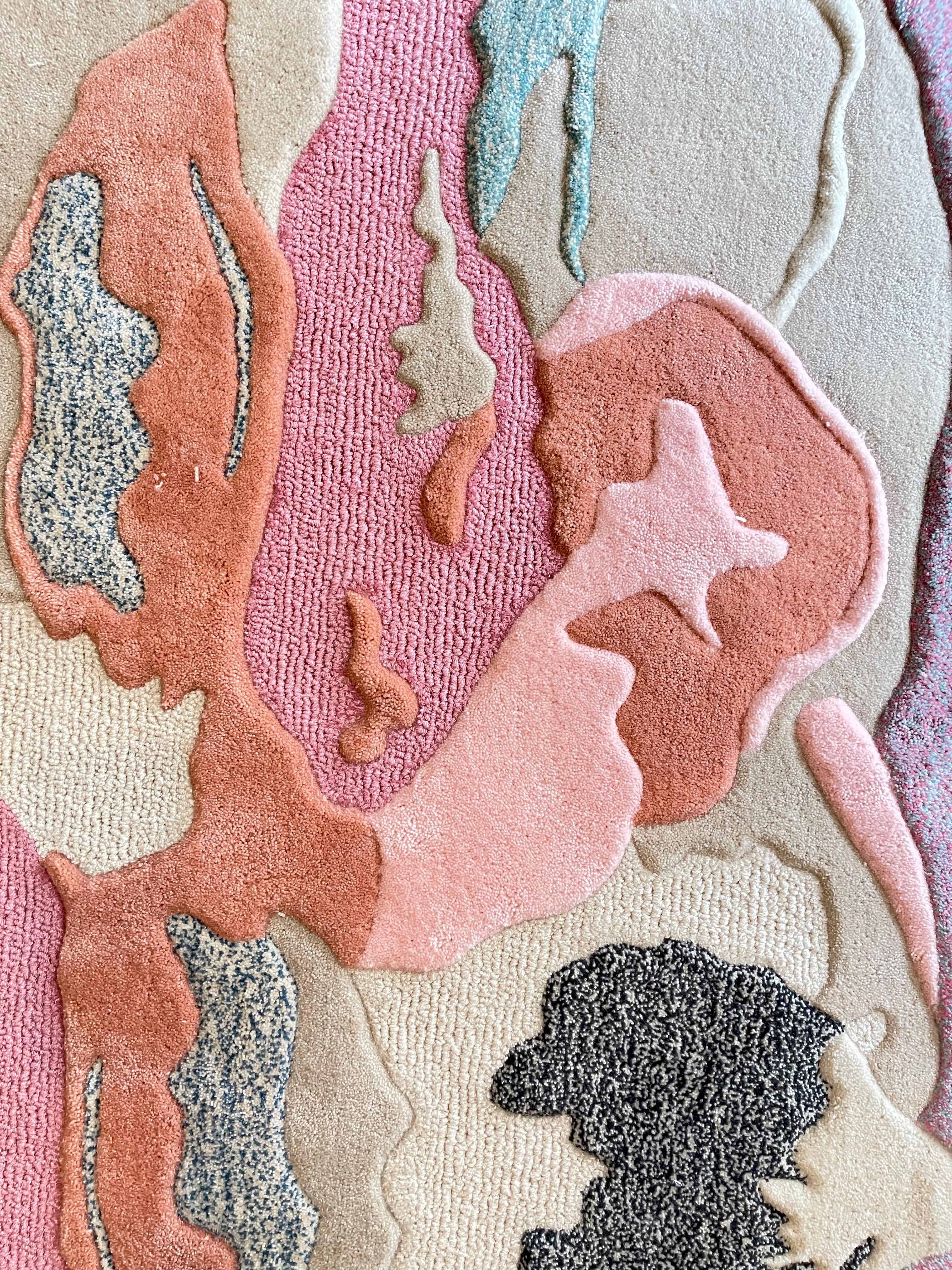 Abstrakter ovaler handgetufteter Wollteppich in Rosa, undurchsichtig, Pastellfarben, von RAG Home im Zustand „Neu“ im Angebot in Jakarta Selatan, ID