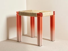 Hocker aus lackiertem Aluminium in Rosa und Orange mit Binsen-Sitzfläche