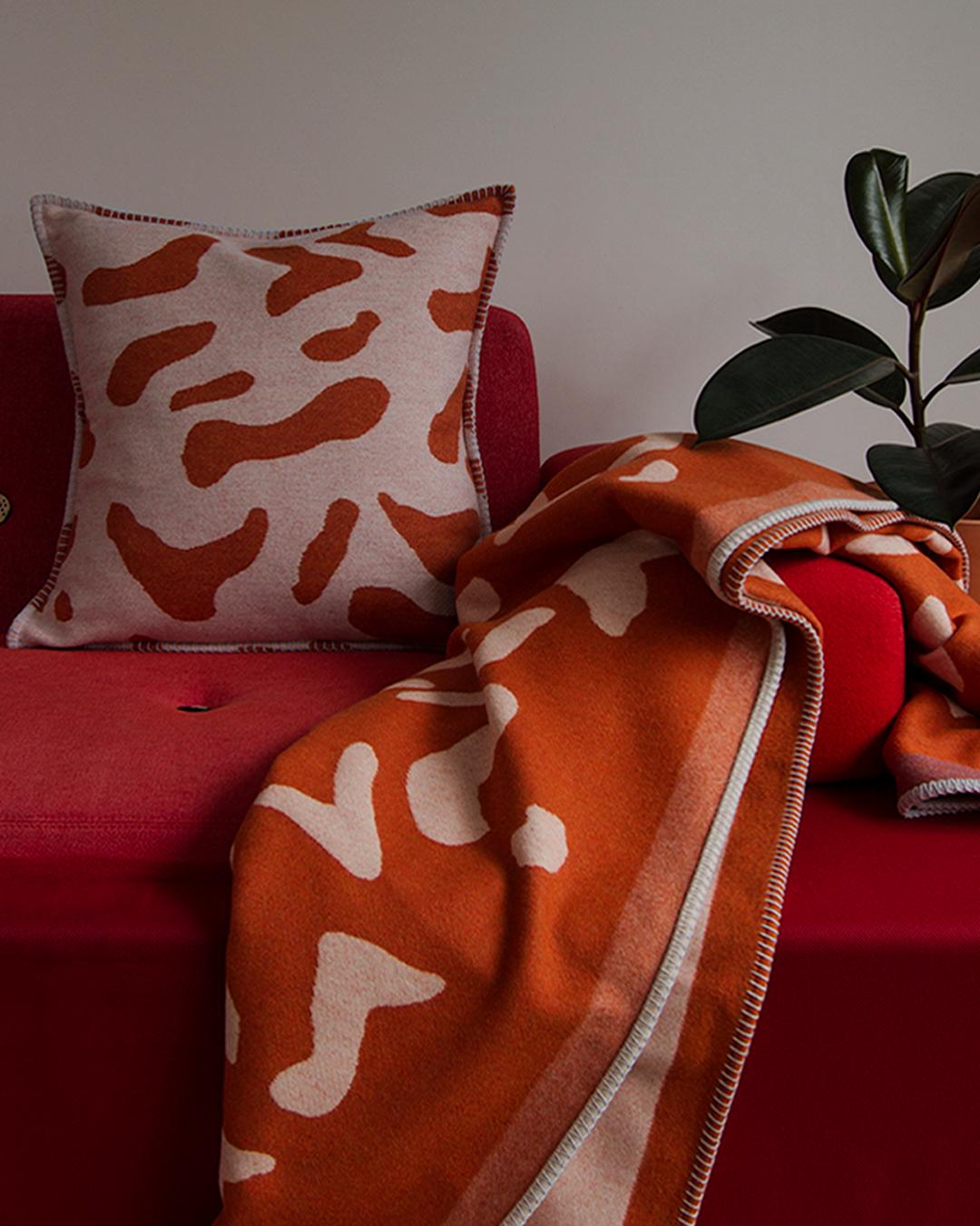 Rosa, orange & pfirsichfarbenes gewebtes Kissen aus recycelter Wolle, Kissen aus Großbritannien (Moderne) im Angebot