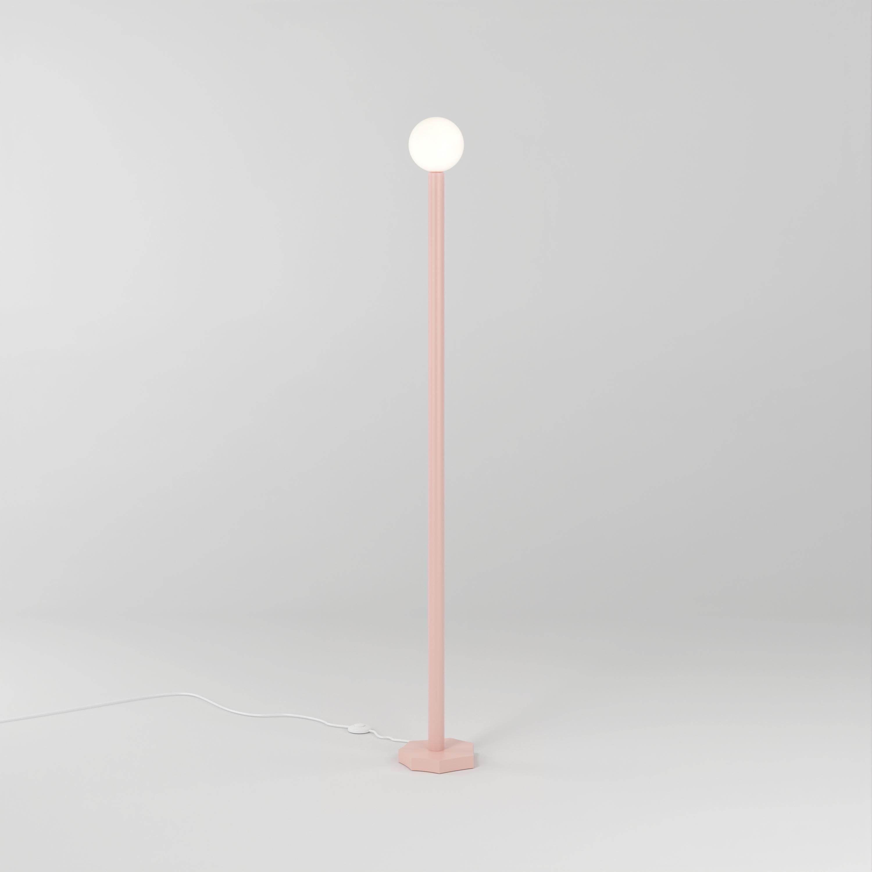 Lámpara de pie cortada con contornos rosas de Atelier Areti
Dimensiones: P 20,4 x A 156,7 cm.
Materiales: Metal con recubrimiento en polvo, cristal blanco.

Disponible en base cilíndrica cortada, base de forma libre o base de forma