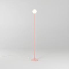 Lampe de sol découpée aux contours roses par Atelier Areti