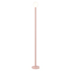 Lampe de sol découpée aux contours roses par Atelier Areti