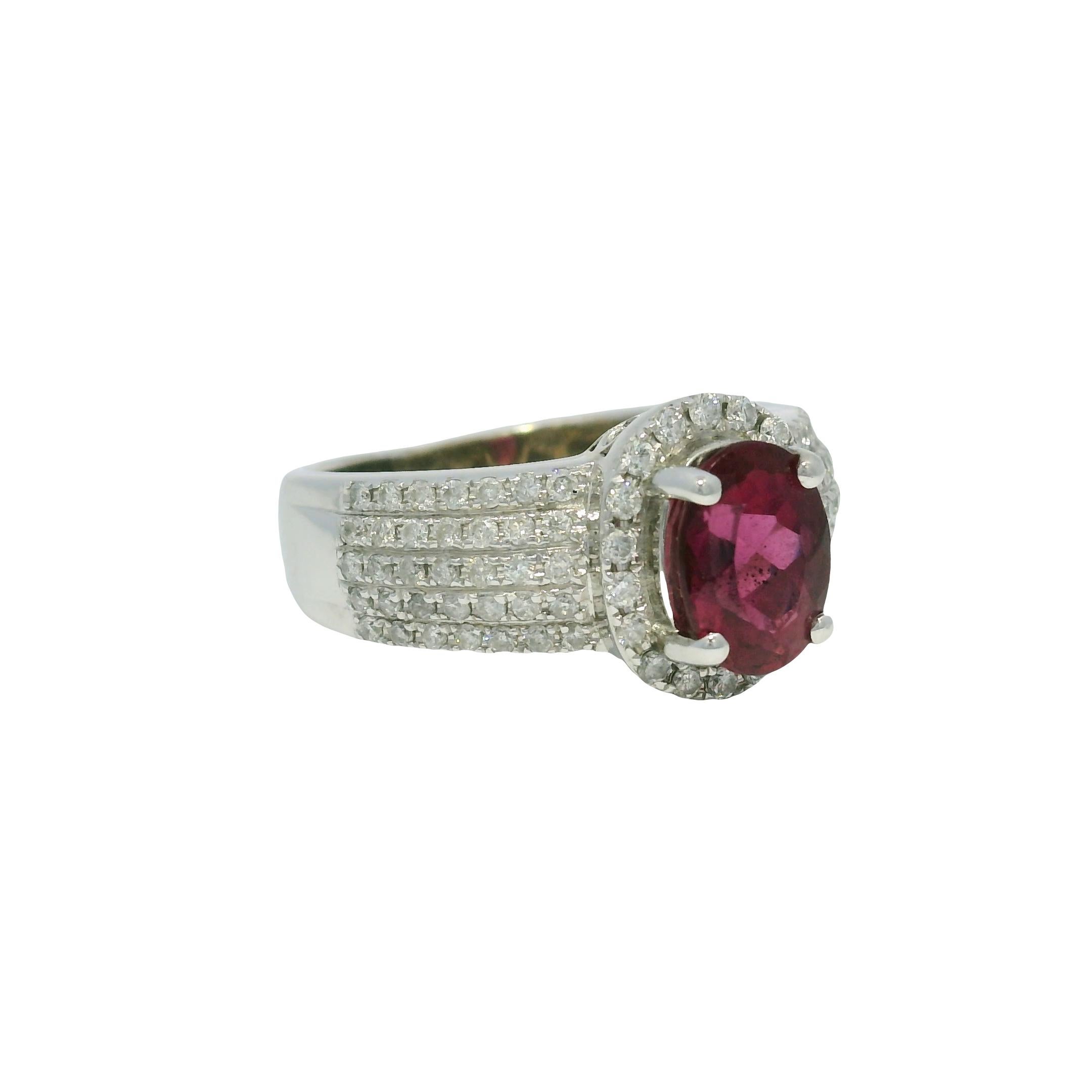 Anillo Halo de 14 Quilates con Gema Ovalada Rosa y 5 Filas de Diamantes En Stock Moderno en venta