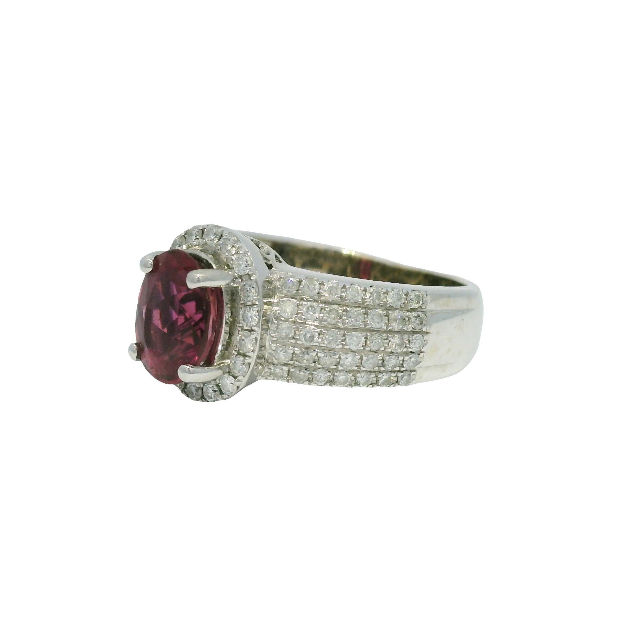 Anillo Halo de 14 Quilates con Gema Ovalada Rosa y 5 Filas de Diamantes En Stock Corte oval en venta