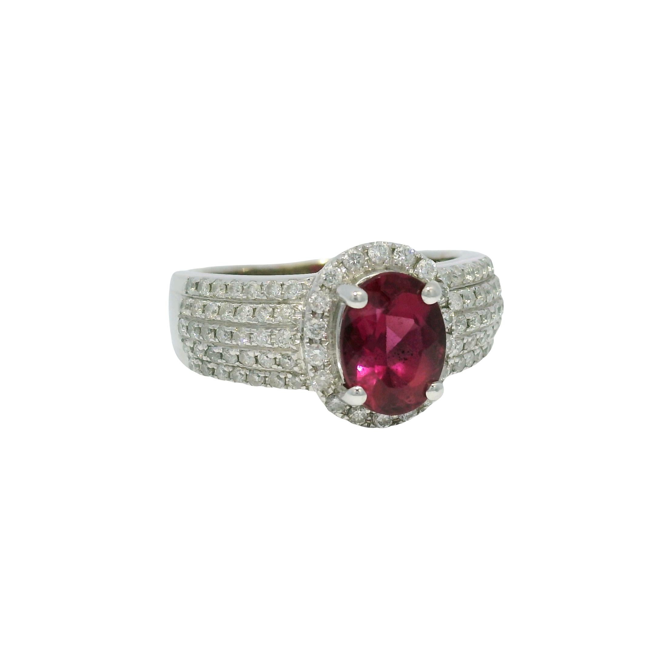 Anillo Halo de 14 Quilates con Gema Ovalada Rosa y 5 Filas de Diamantes En Stock en Excelente estado para la venta en Boca Raton, FL