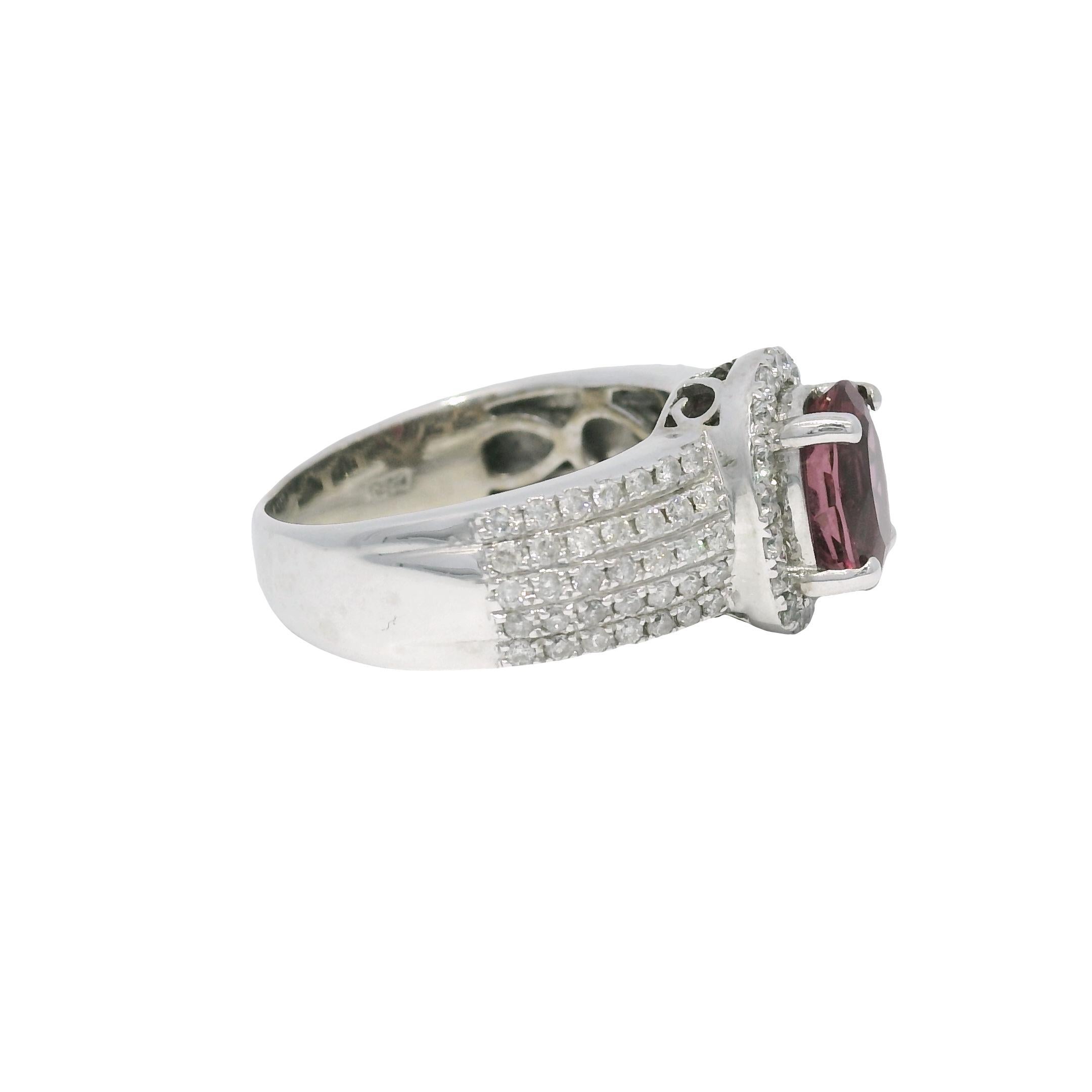 Anillo Halo de 14 Quilates con Gema Ovalada Rosa y 5 Filas de Diamantes En Stock en venta 2