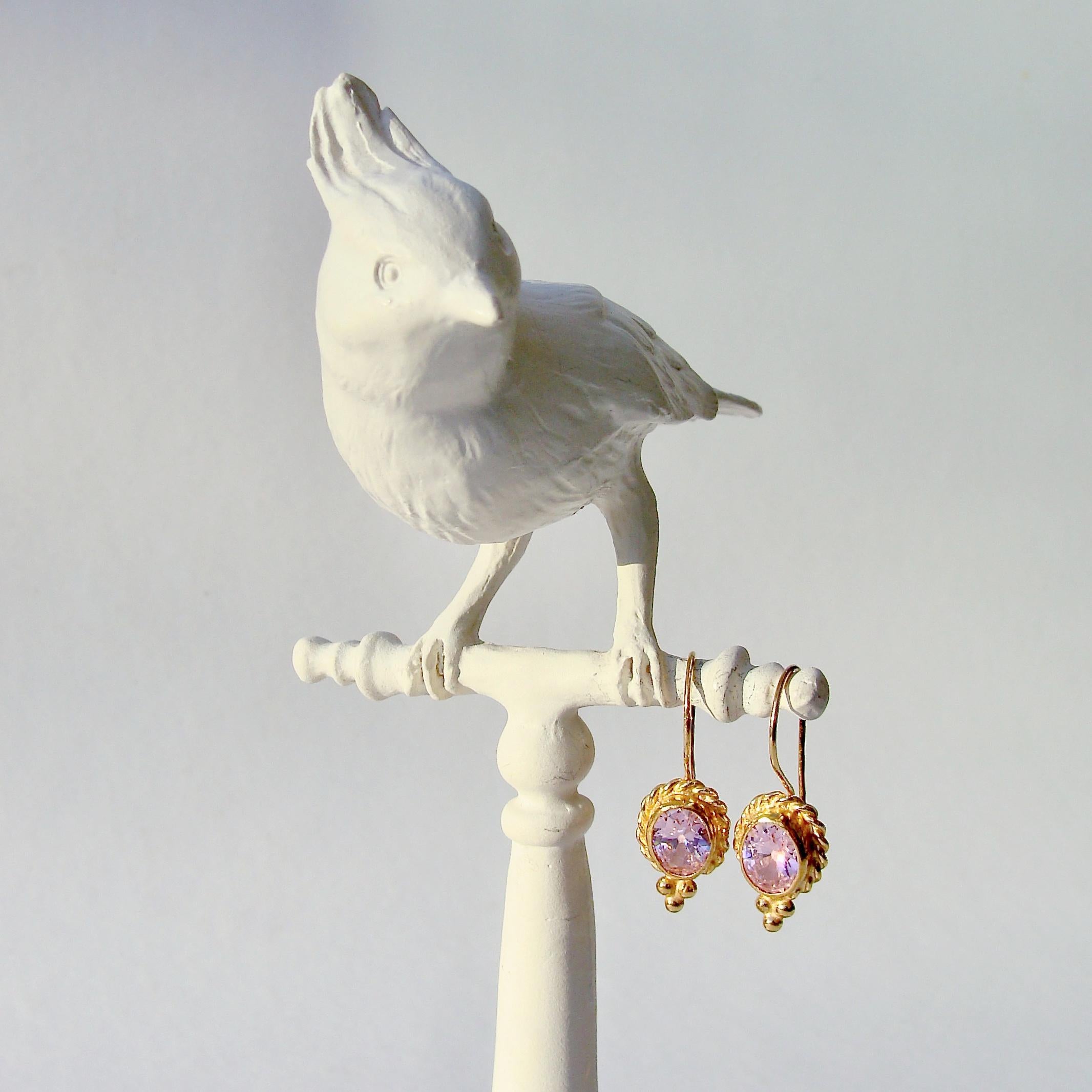 Rosa ovale Bridesmaid-Ohrringe aus Quarzdraht mit Gitter, Pfingstrose-Ohrringe (Byzantinisch) im Angebot