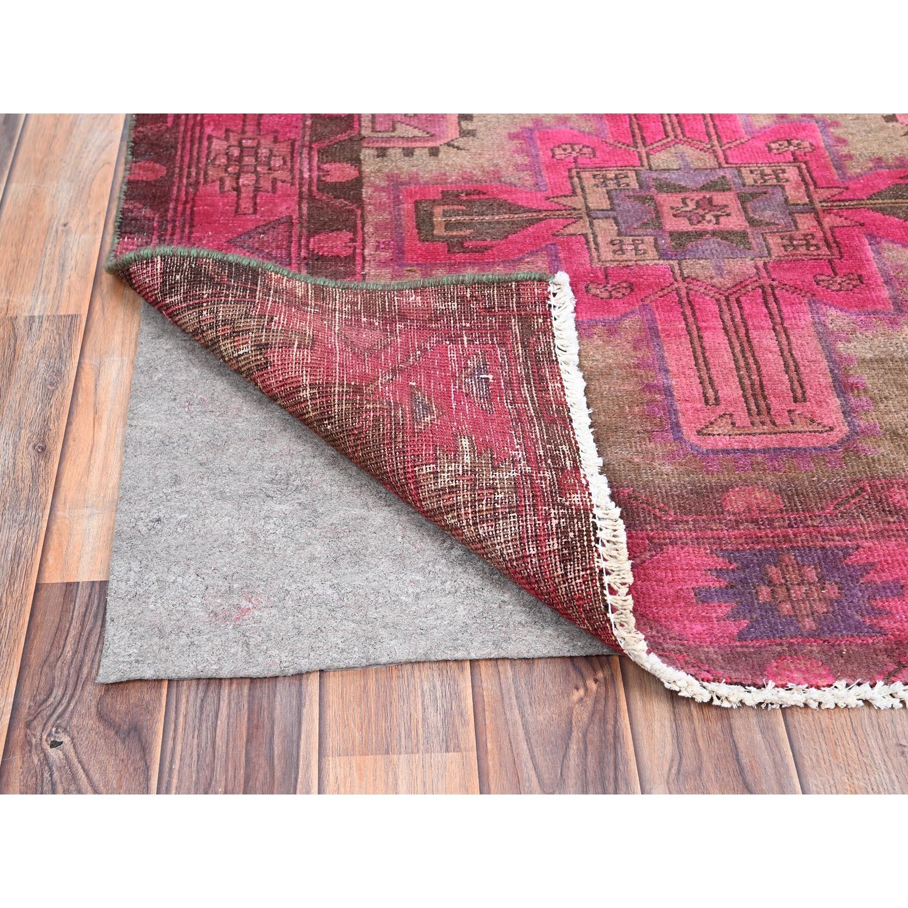 Alfombra de Lana de Aspecto Rústico Teñida a Mano Persa del Noroeste de Color Rosa Anudado a mano en venta