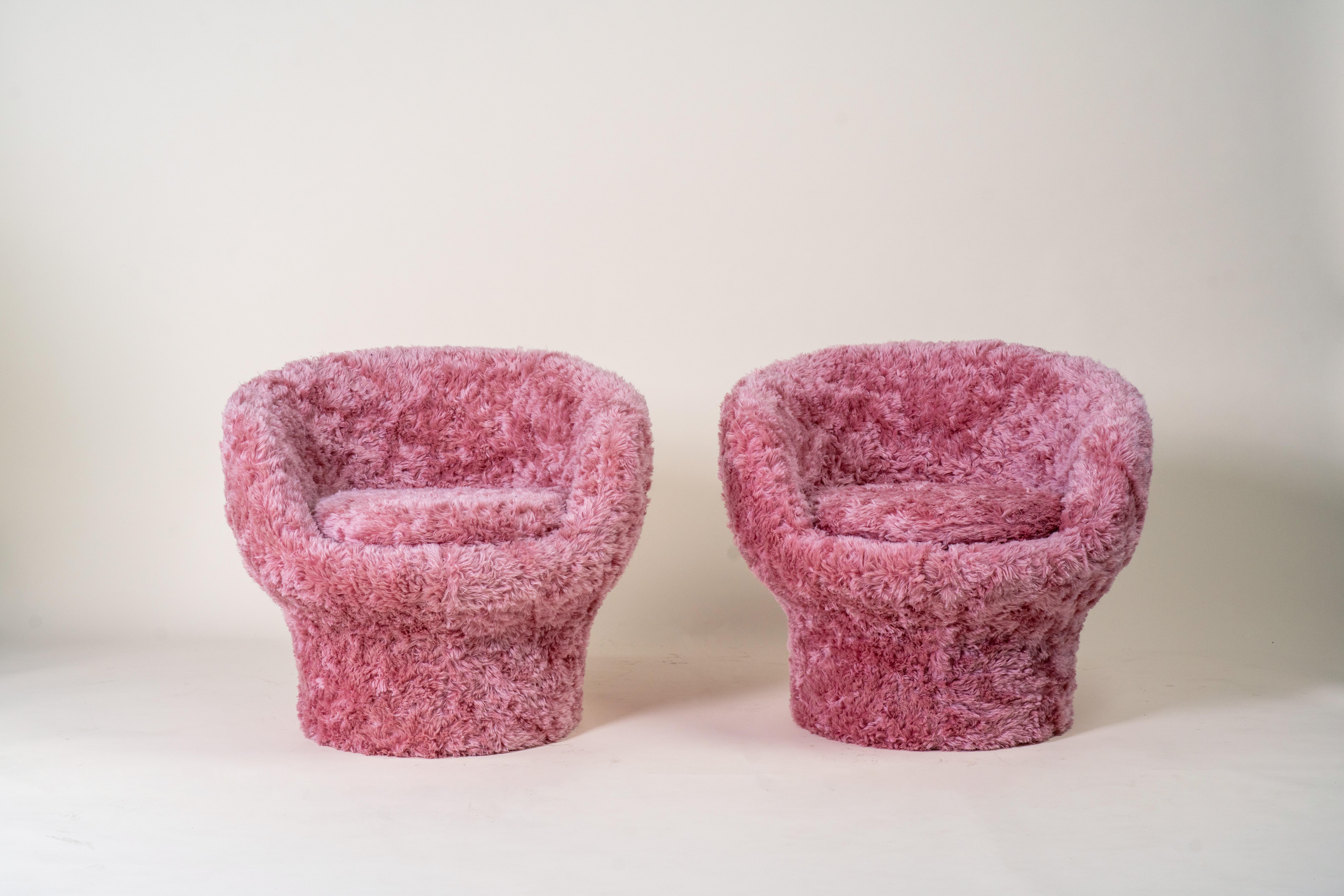 Mid-Century Modern Paire de fauteuils roses en fausse fourrure Kvadrat des années 1970 en vente