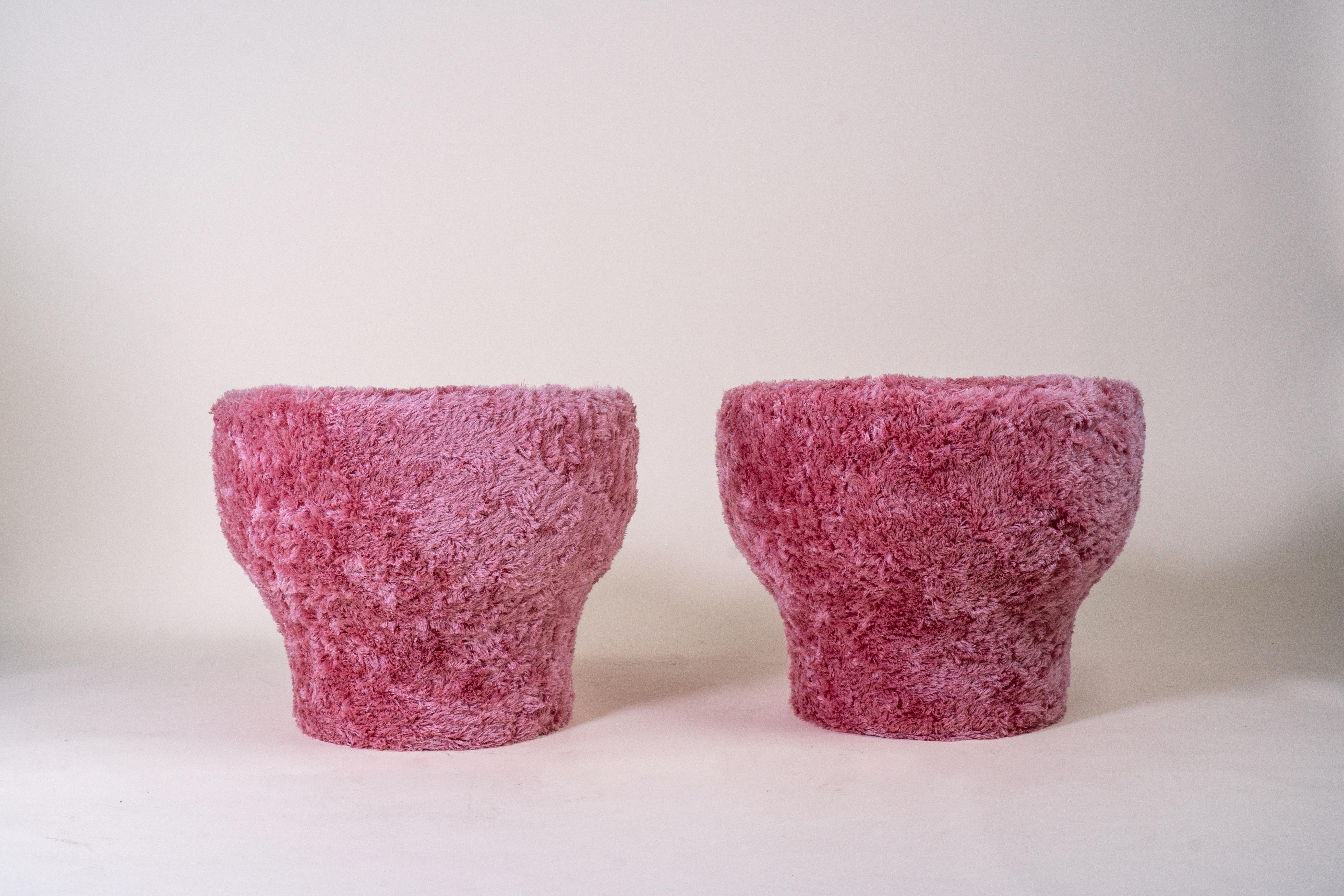 Français Paire de fauteuils roses en fausse fourrure Kvadrat des années 1970 en vente