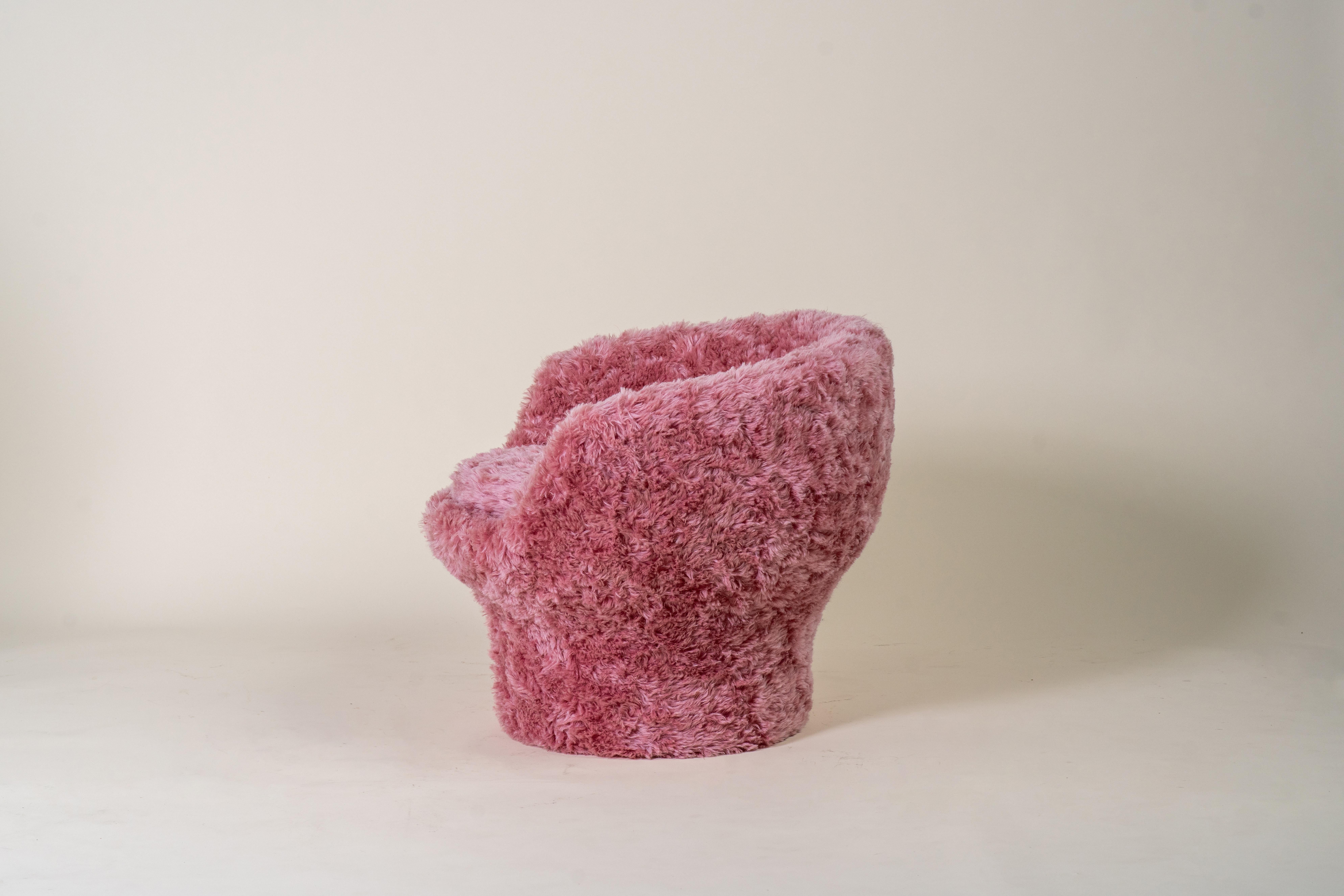 Tissu Paire de fauteuils roses en fausse fourrure Kvadrat des années 1970 en vente