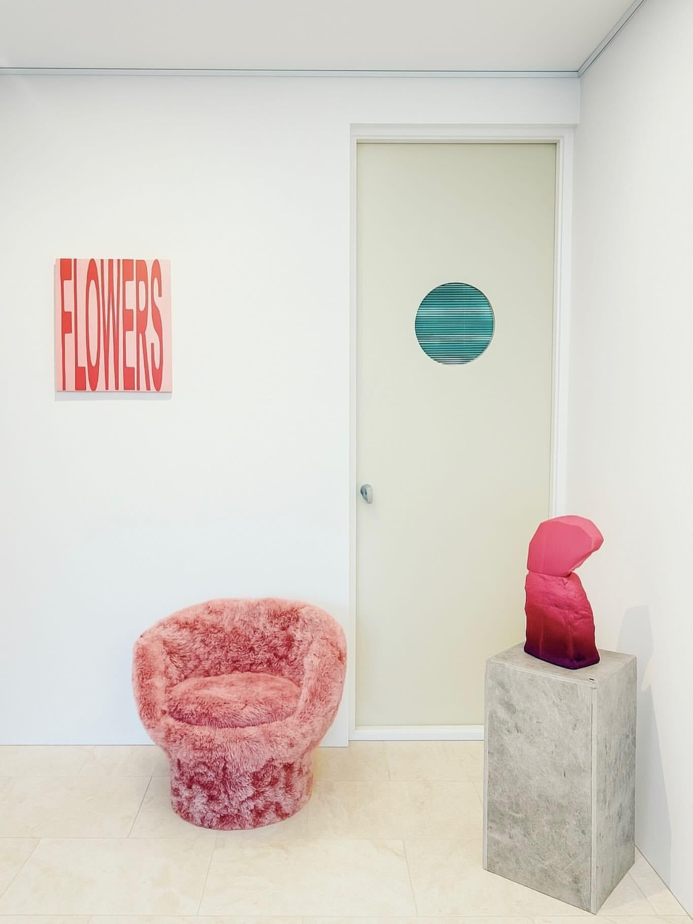 Fauteuil en fausse fourrure de Kvadrat dans le style de Raphael. 

Une paire frappante de fauteuils sculpturaux revêtus d'une fausse fourrure Kvadrat ultra-plush, offrant une présence riche et tactile ainsi qu'un confort exceptionnel. La silhouette