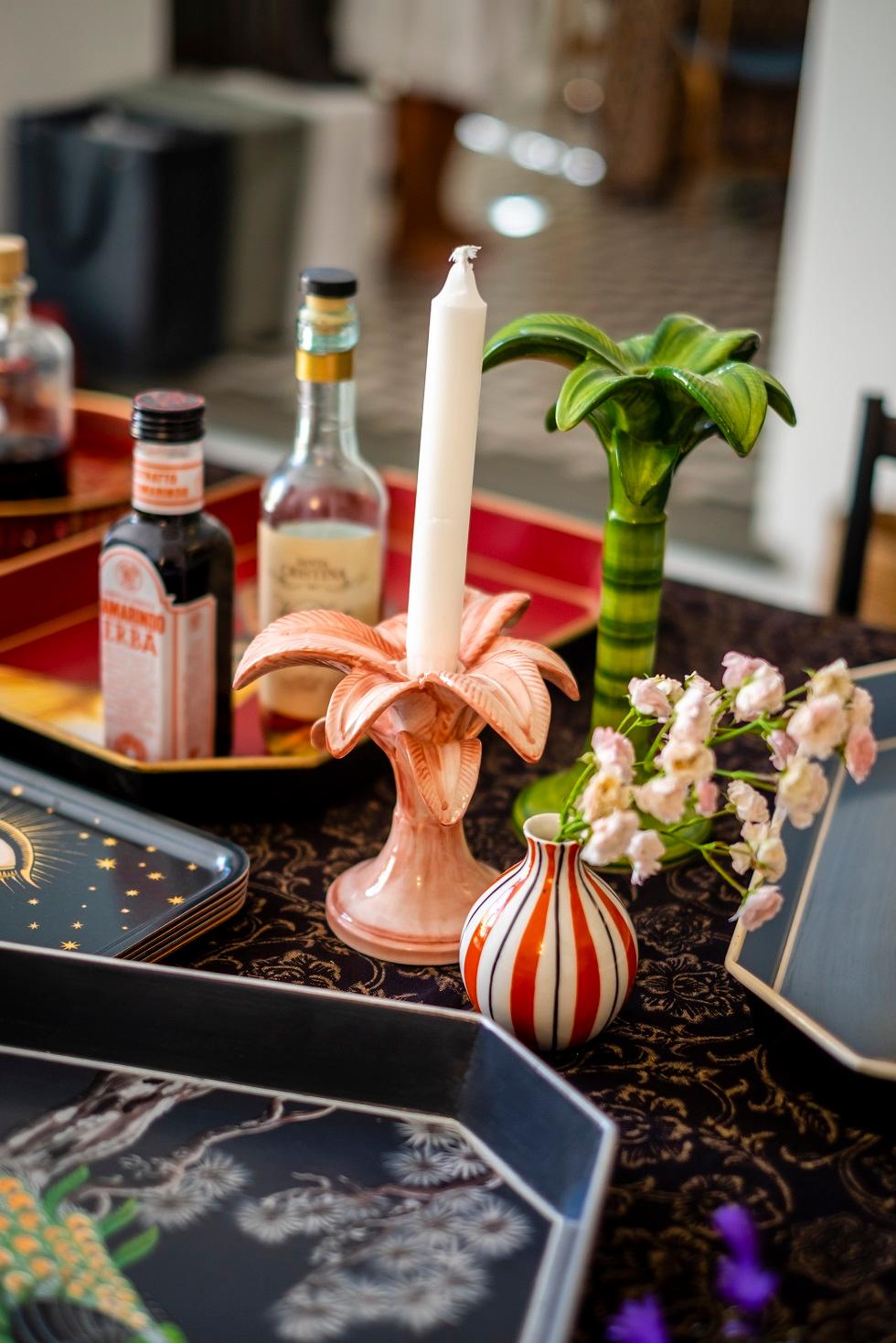 Set von 2 rosa Palmen-Kerzenständern, handbemalt, hergestellt in Italien (Moderne) im Angebot