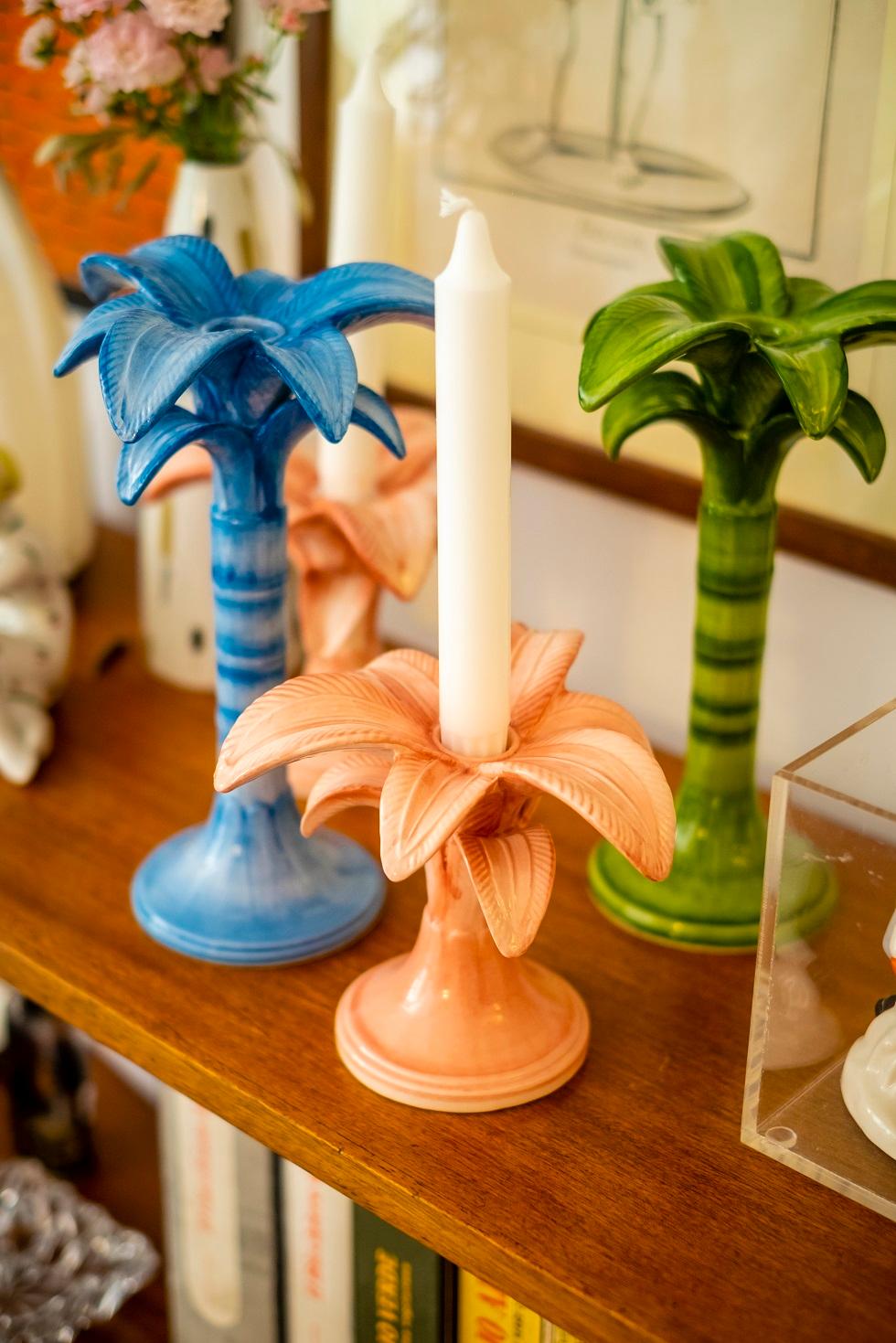 Set von 2 rosa Palmen-Kerzenständern, handbemalt, hergestellt in Italien (Handbemalt) im Angebot