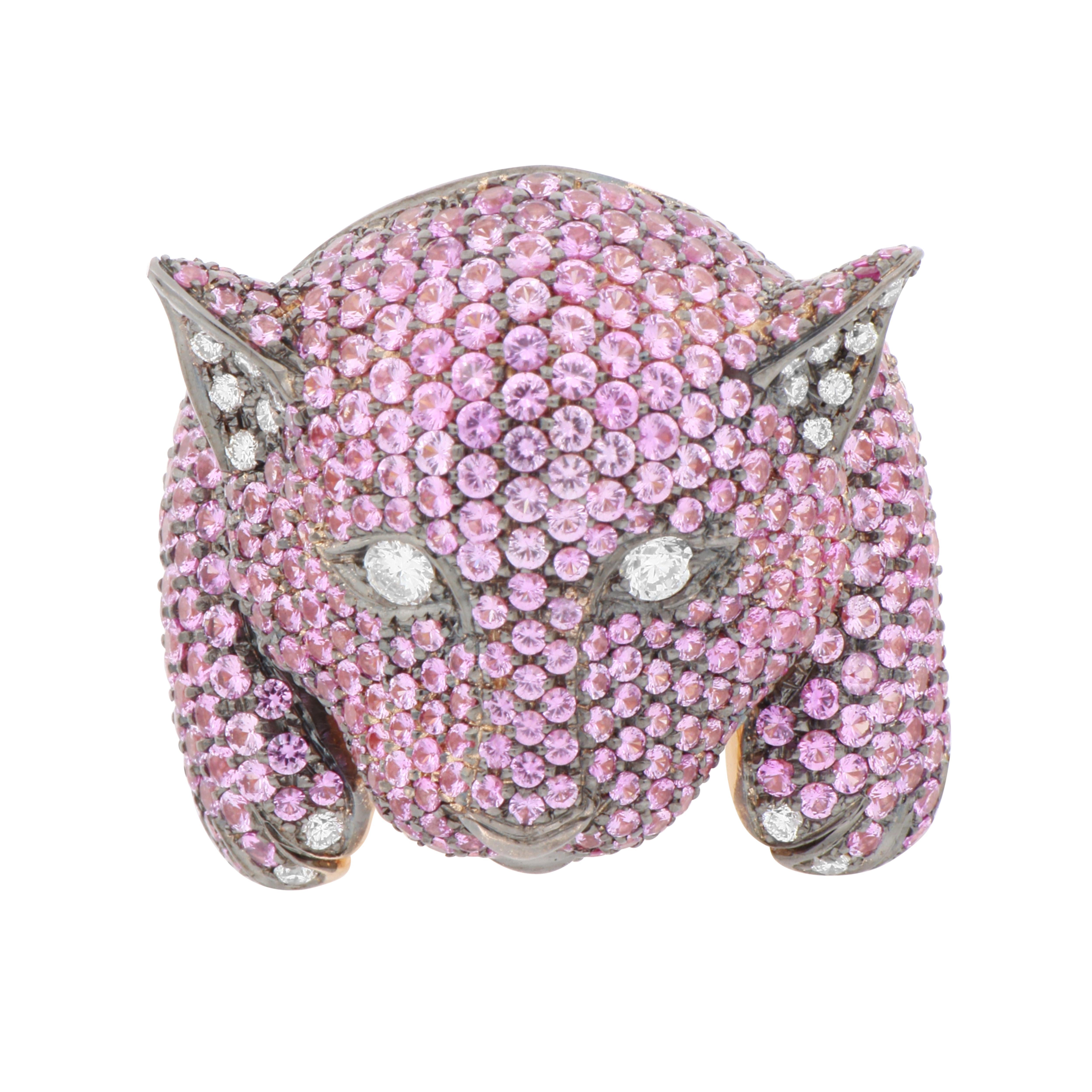 Inspired by the Pop Culture cartoon character, this original and funny ring is perfect if you want to stick out from the mass.
It is crafted in rose 18kt gold by Italian jewelry masters and it features a pink sapphire pavè surface for the head of