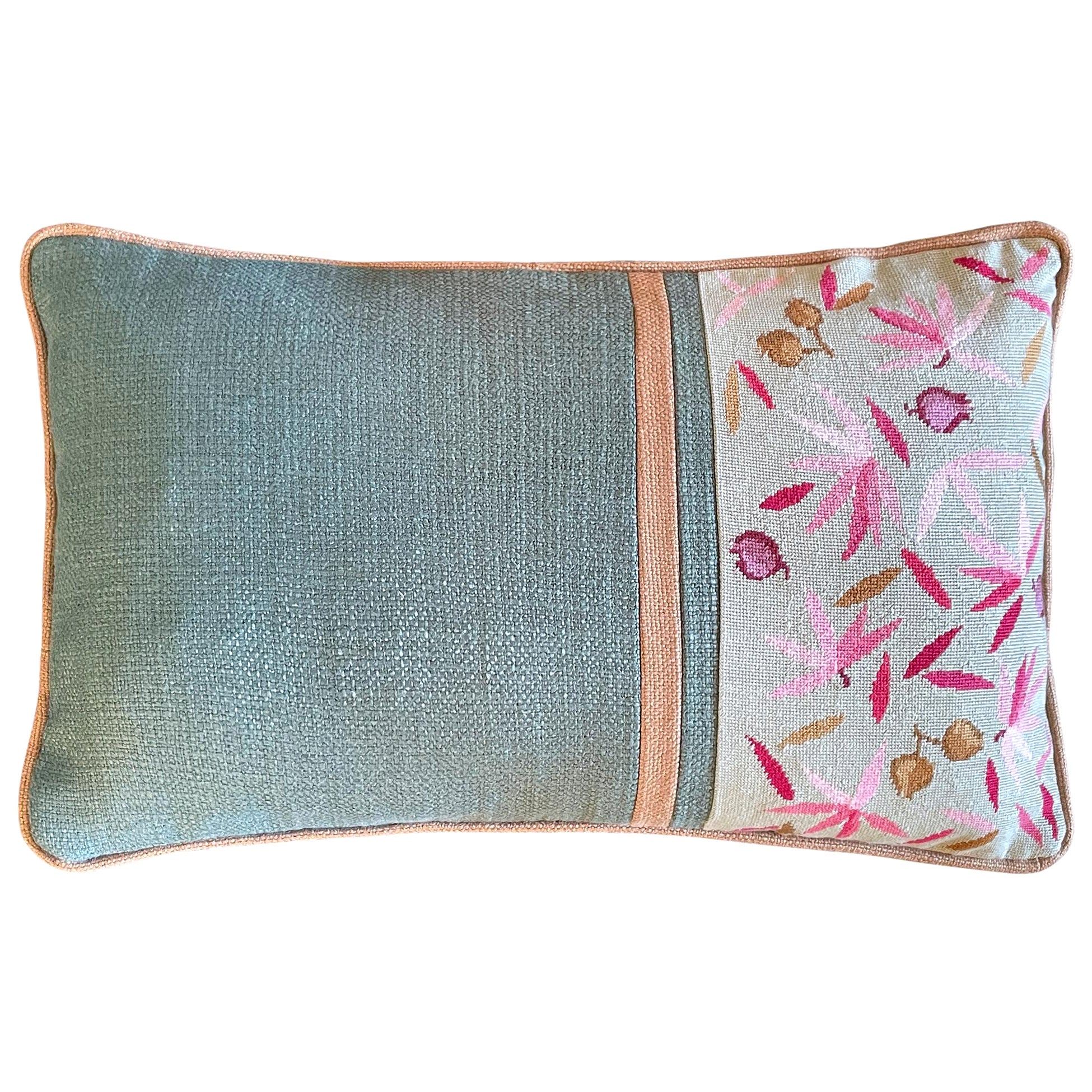 Cojín rectangular bordado a mano con motivos de hojas rosas