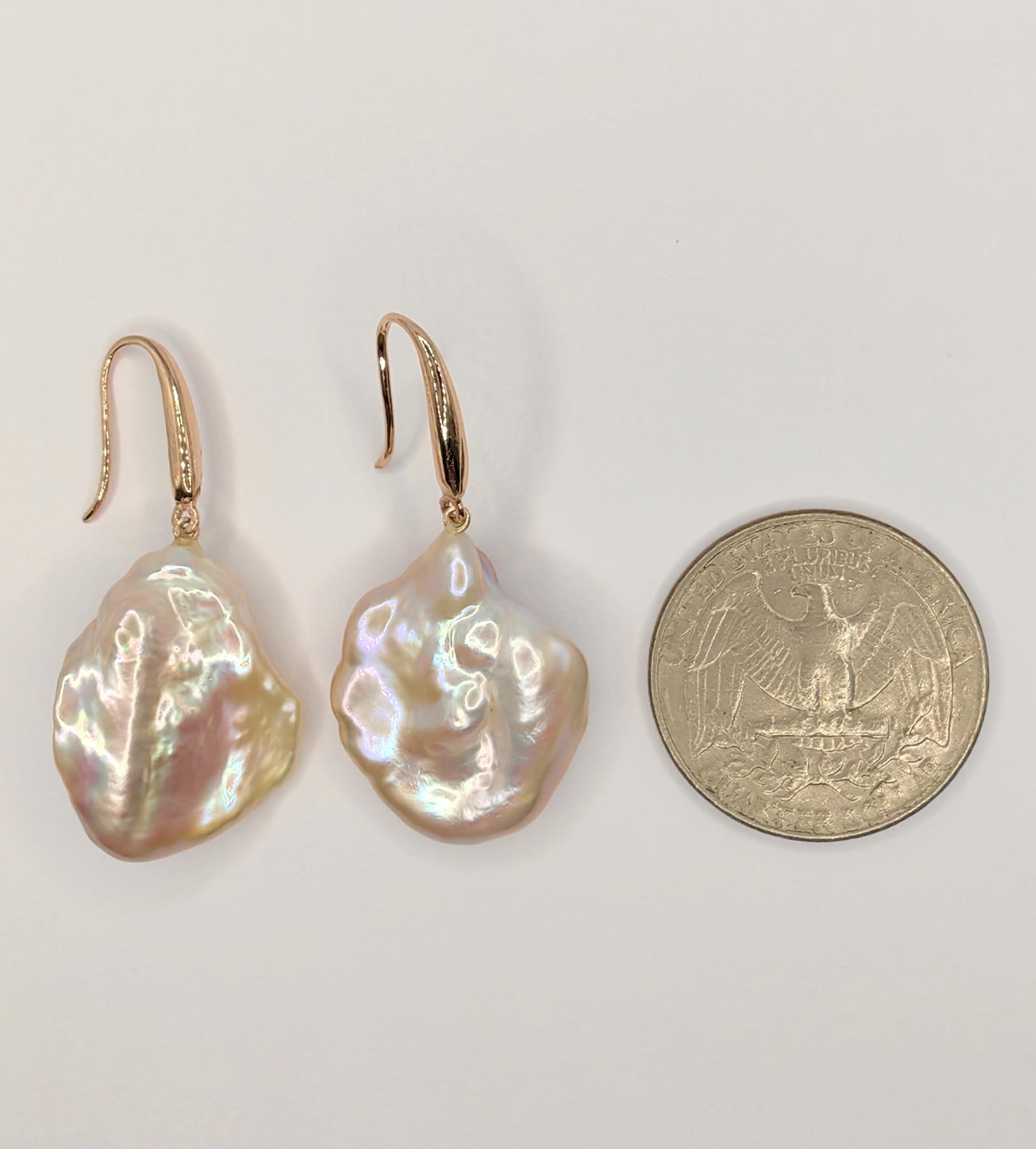 Pendants d'oreilles en perles de Keshi rose-pêche avec crochets français en or rose 18K en vente 1