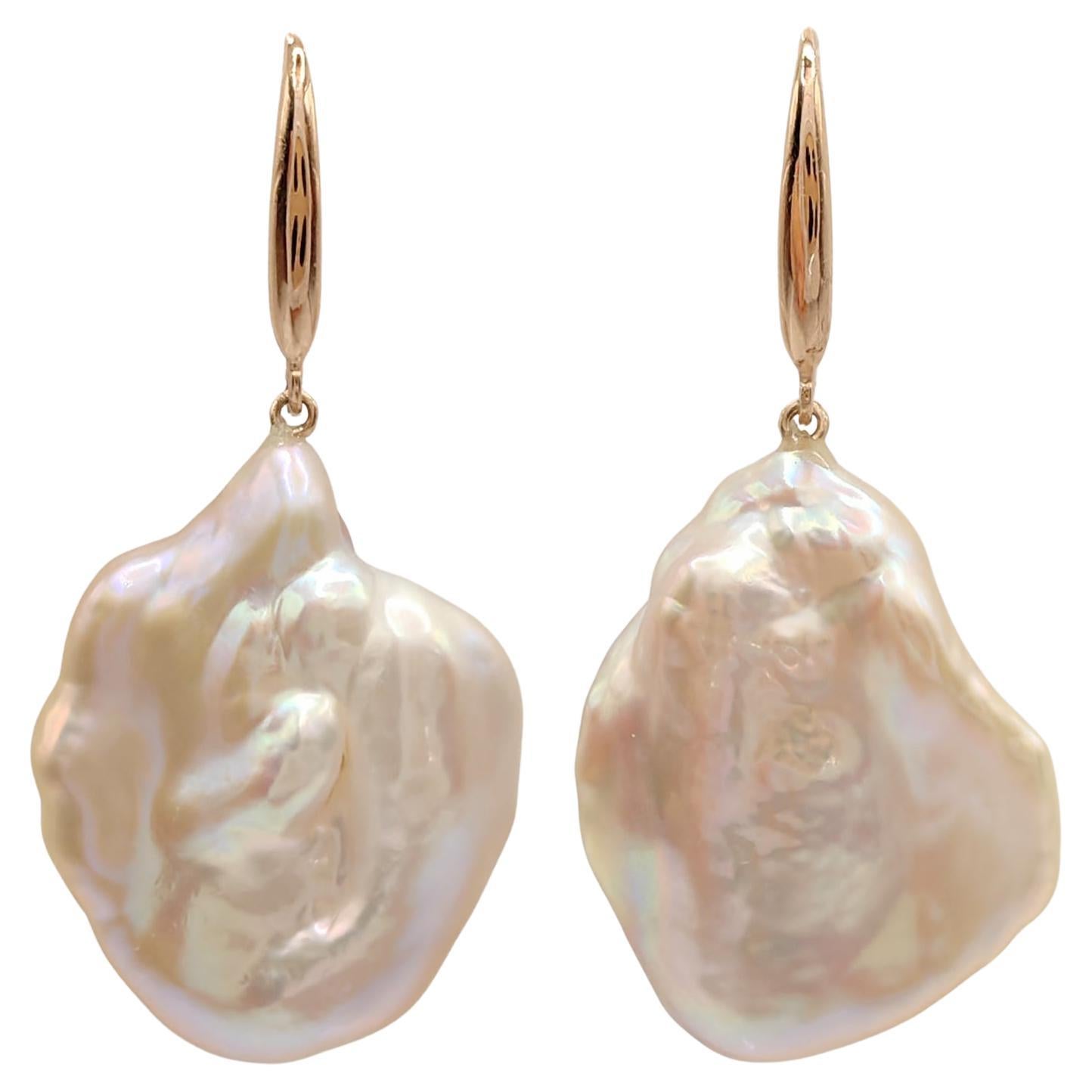 Pendants d'oreilles en perles de Keshi rose-pêche avec crochets français en or rose 18K en vente