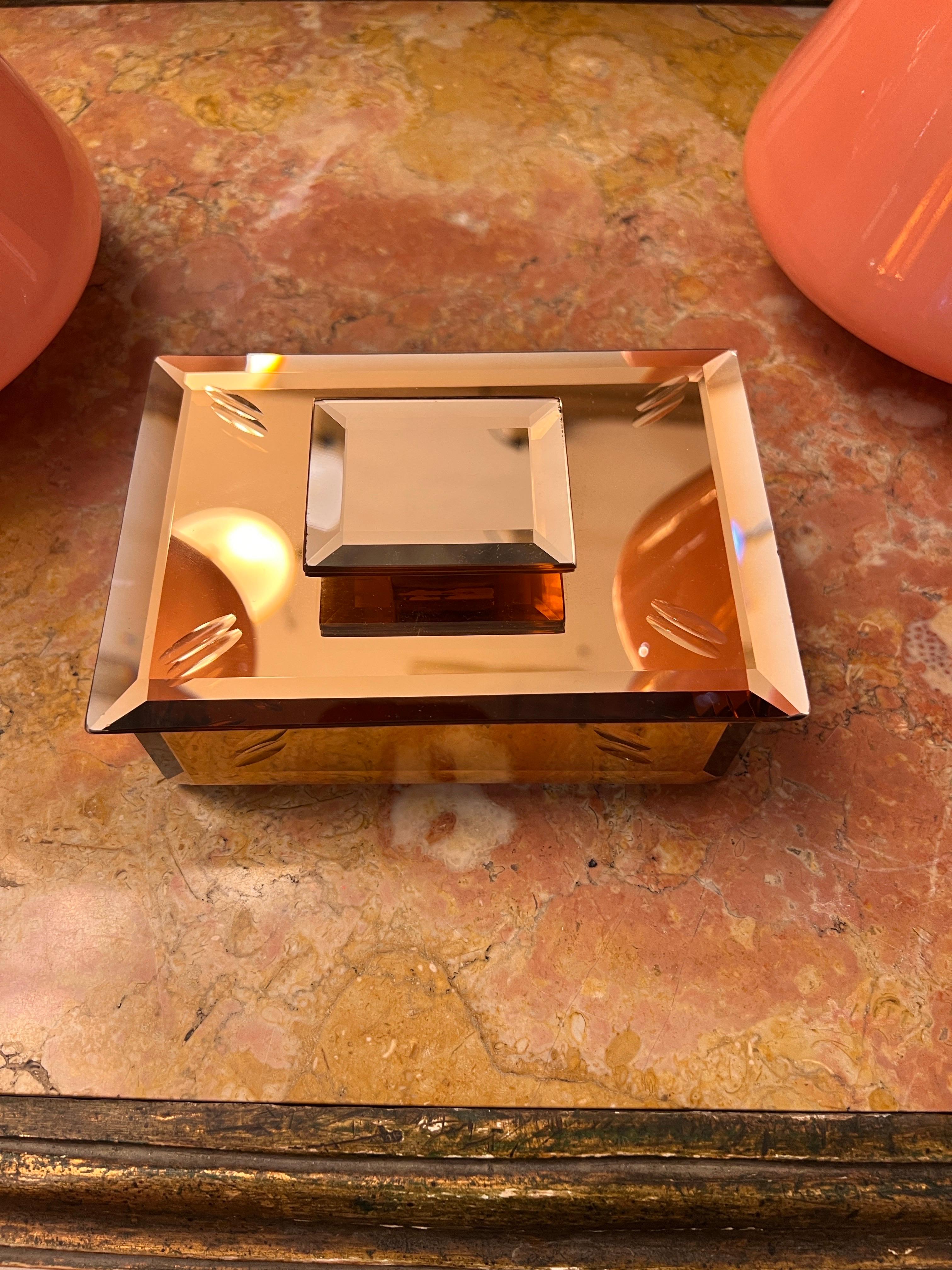 
Boîte décorative en verre miroité Pink Peach. 
La boîte est dotée d'un verre miroir rose biseauté et gravé. 
Les frais d'expédition sont inclus dans le prix.
