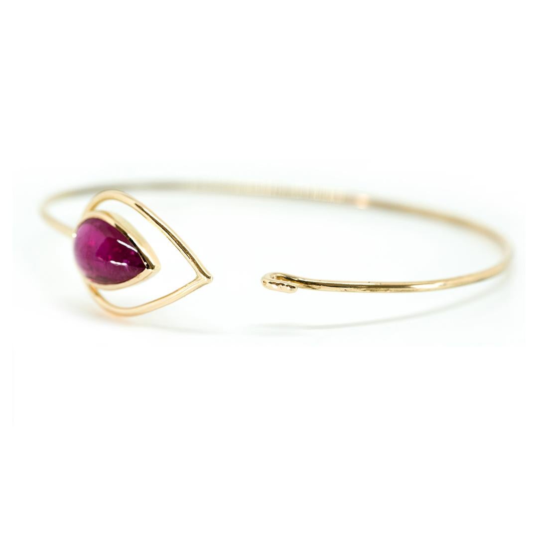 Contemporary A Bangle Bracelet in 18 Yellow Gold Set with a Pink Tourmaline Cabochon For Sale
