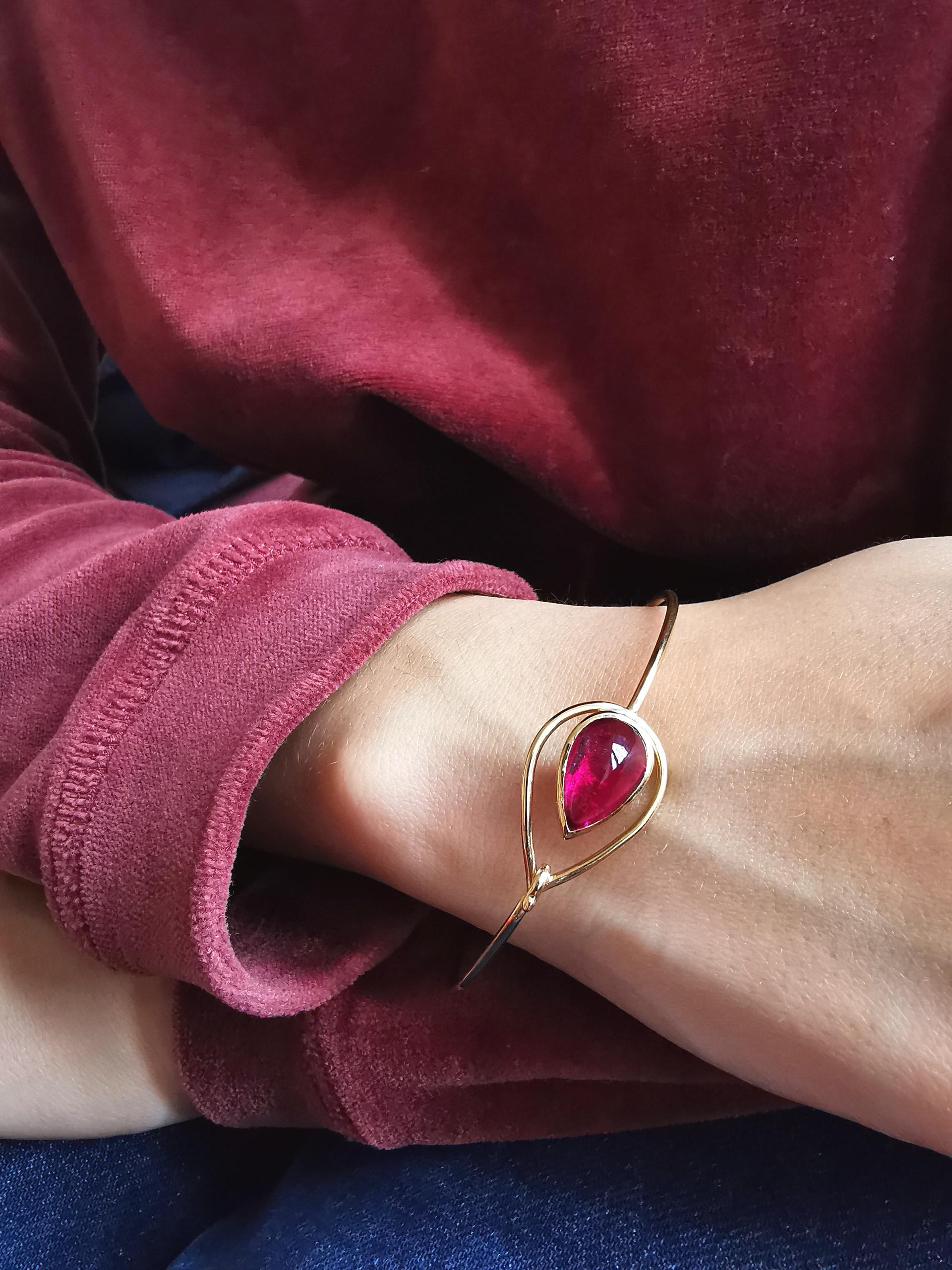 Oval 18K yellow gold rigid bracelet, set with a luminous pink tourmaline cabochon pear.
Easy to put on and take off
Tourmaline weight: 5.96 carats
Total weight: 8.62 grams
French assay Mark
Created by Marion jeantet

Price without local taxes.