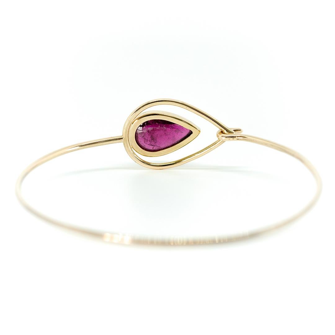 A Bangle Bracelet in 18 Yellow Gold Set with a Pink Tourmaline Cabochon In New Condition For Sale In Paris, FR