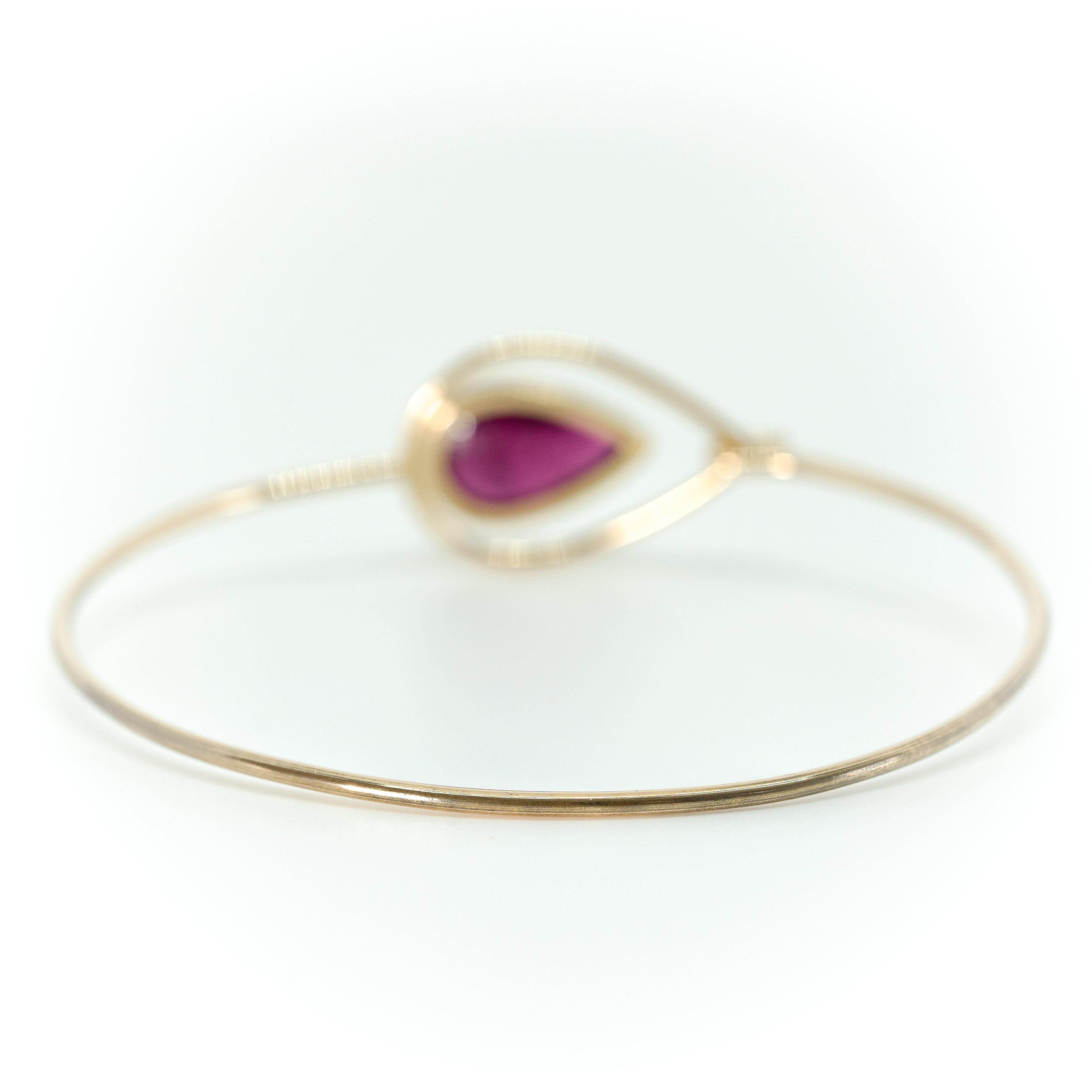 Women's or Men's A Bangle Bracelet in 18 Yellow Gold Set with a Pink Tourmaline Cabochon For Sale