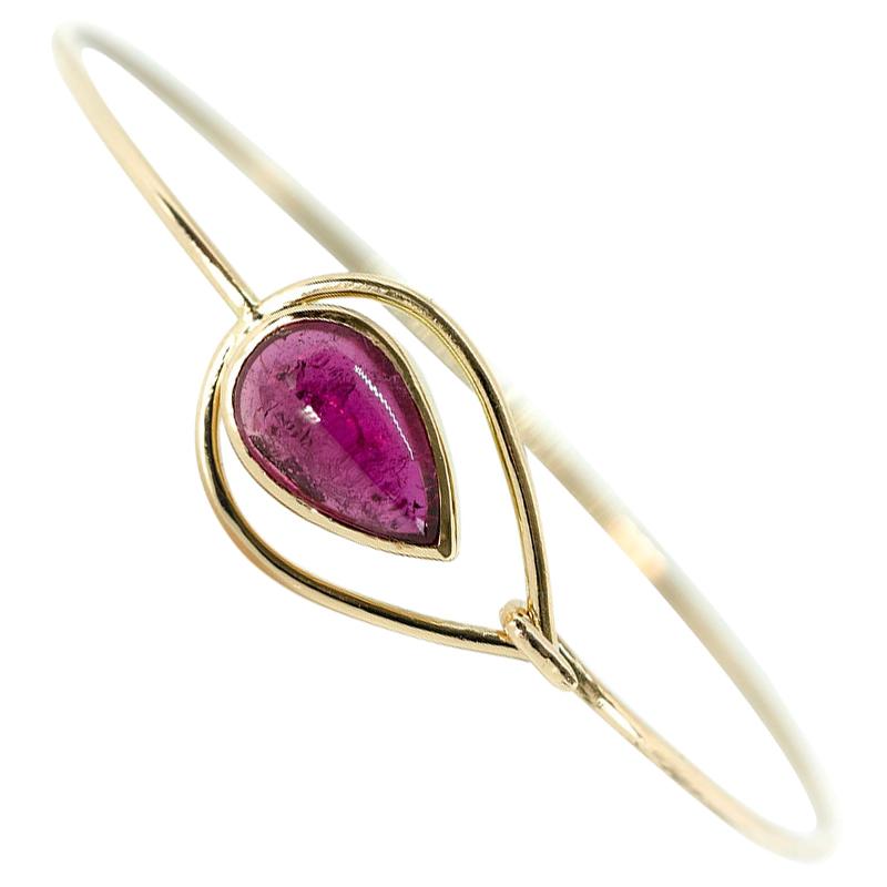A Bangle Bracelet in 18 Yellow Gold Set with a Pink Tourmaline Cabochon For Sale