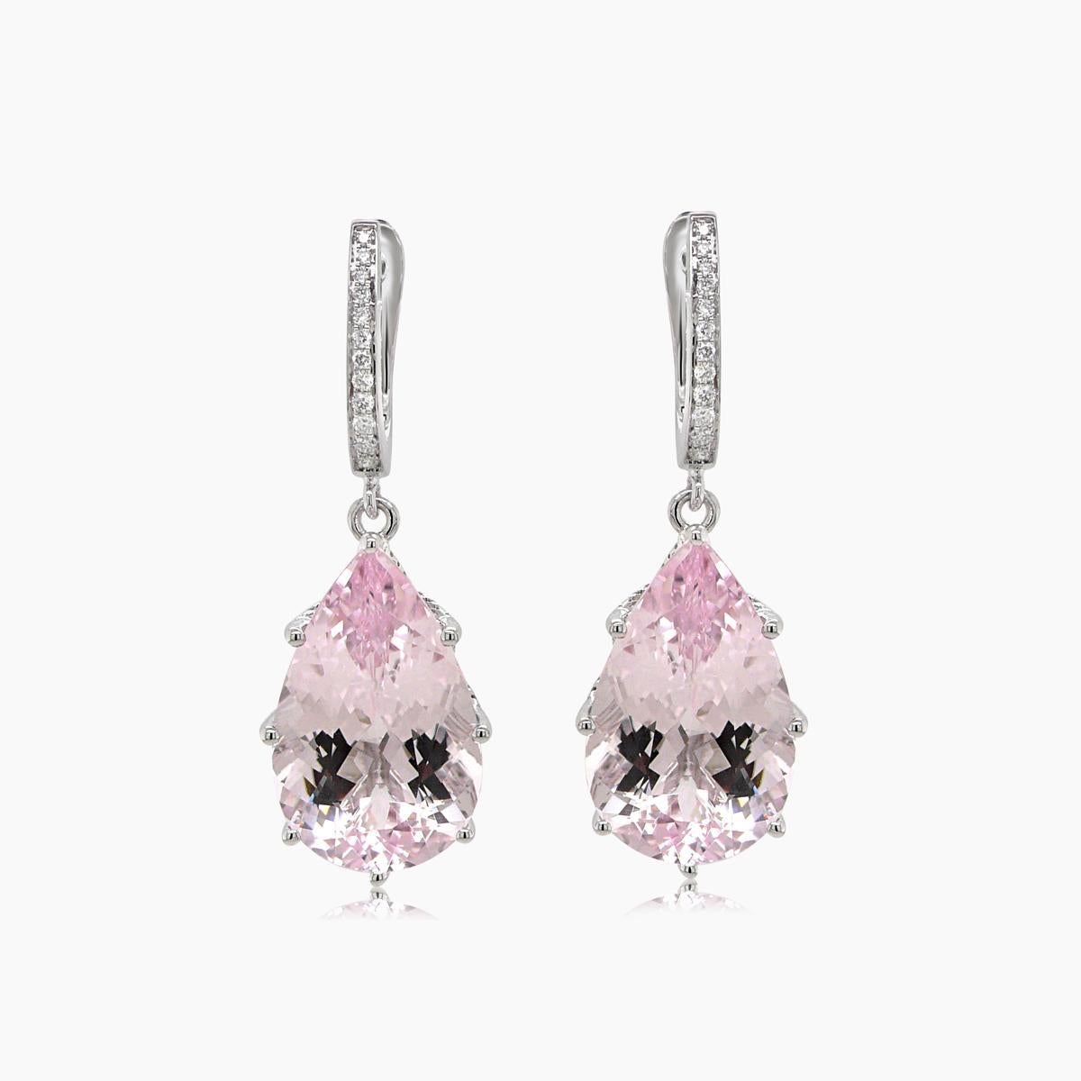 Dimensions: 3.90x1.40x1.00cm
Color: 18K White Gold
Materials:
