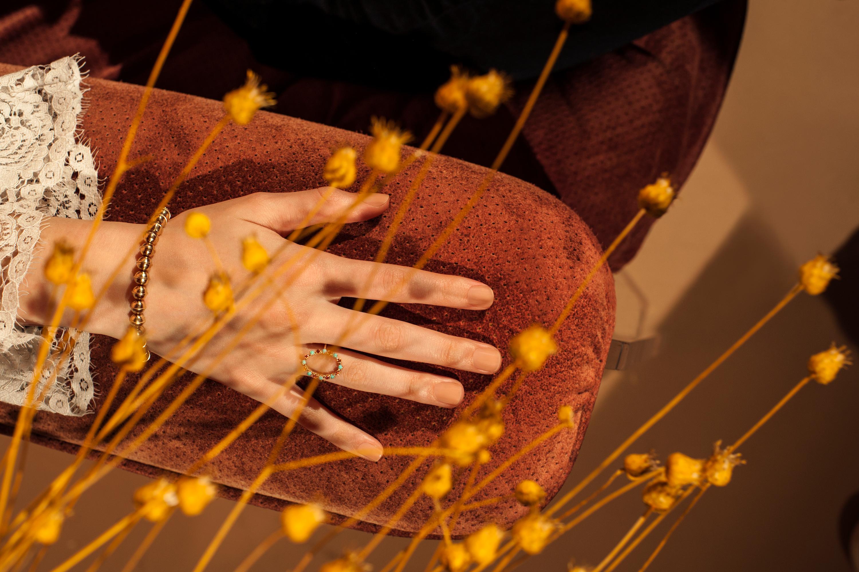Provenant du Sud-Ouest américain et d'ailleurs, ce bracelet élégant et audacieux en or jaune 14 carats Marlo Laz Squash Blossom avec des perles roses suspendues et dansantes vous permet de transporter la sérénité et la mystique du désert avec vous,