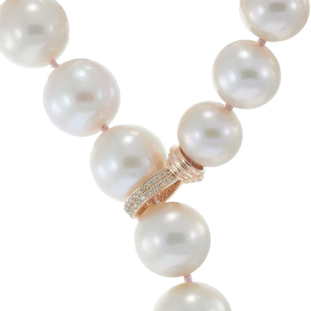 Un espectacular collar tipo lazo con luminosas perlas rosa de agua dulce de 11,5-14,5 mm, acentuadas con diamantes redondos color champán en cálido oro rosa de 18 quilates. Con más de 4,50 quilates de brillantes diamantes, este diseño combina la