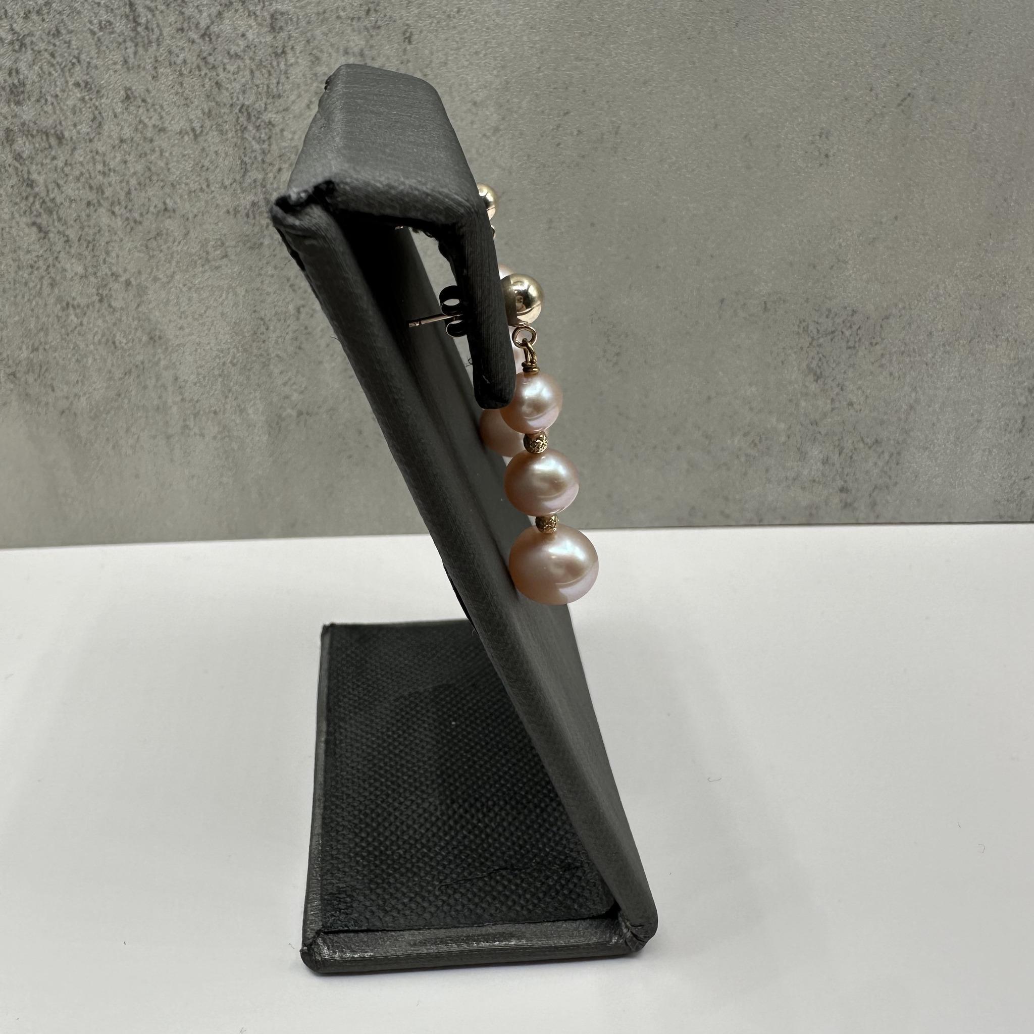 Moderne Pendants d'oreilles en or jaune 14 ct. avec perles roses - Design/One, 4.4g, New en vente