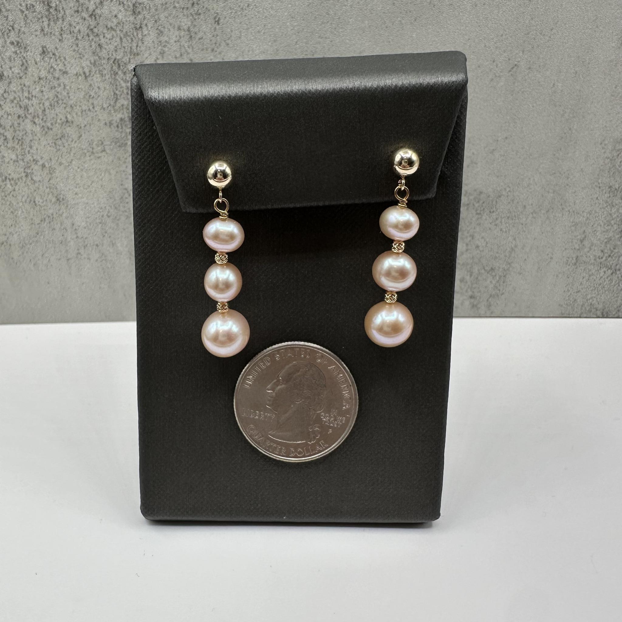 Taille ronde Pendants d'oreilles en or jaune 14 ct. avec perles roses - Design/One, 4.4g, New en vente