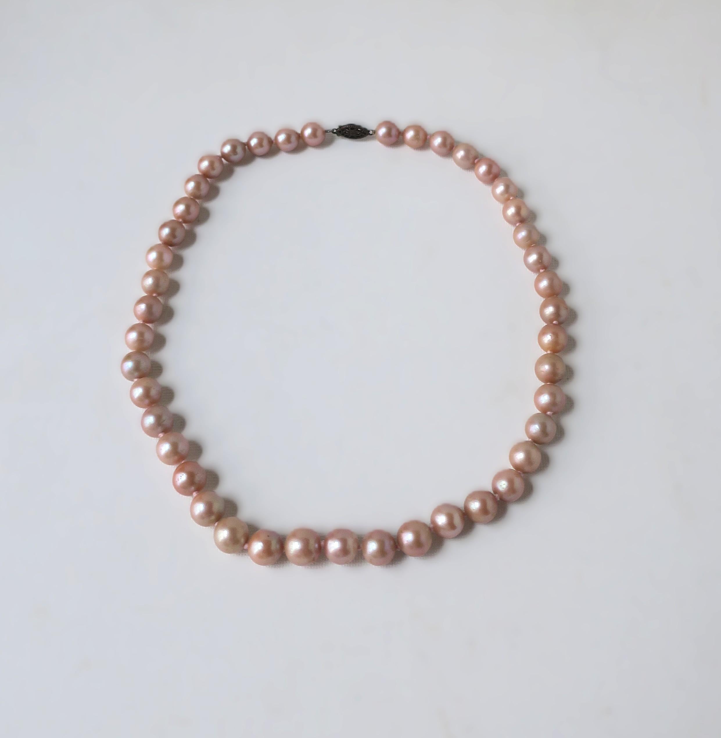 Women's or Men's Pink Pearl Necklace For Sale