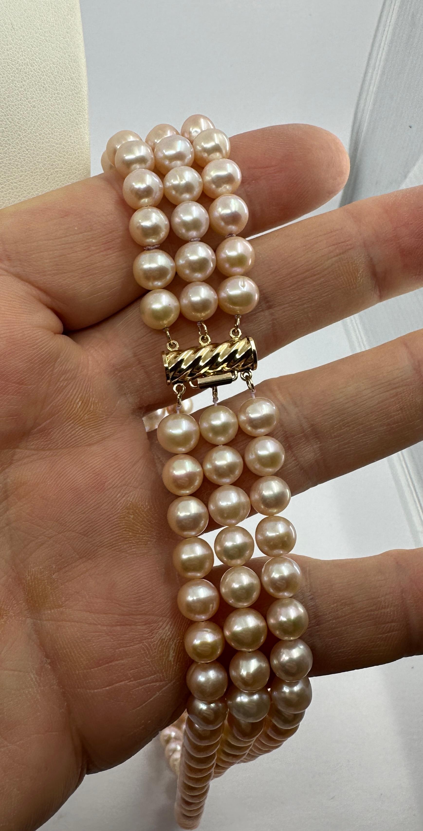 Collana di perle rosa a tre fili da 8 mm con chiusura in oro 14 kt Antique Retro in vendita 4