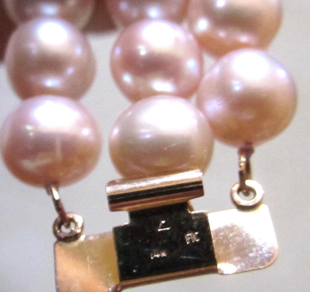 Collana di perle rosa a tre fili da 8 mm con chiusura in oro 14 kt Antique Retro in vendita 5